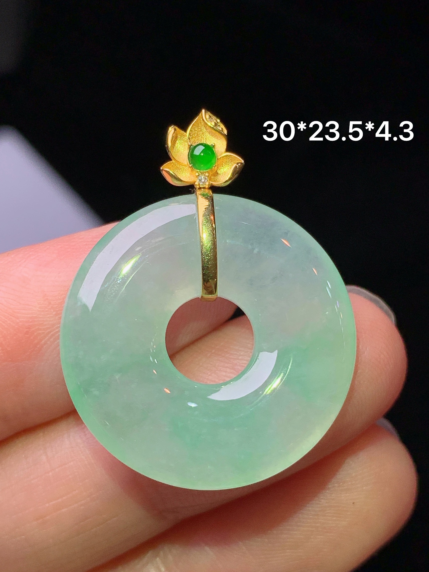 18k金镶嵌冰种平安环吊坠 玉质细腻 色泽艳丽清新 水润亮眼 整体尺寸30*23.5*4.3 a4