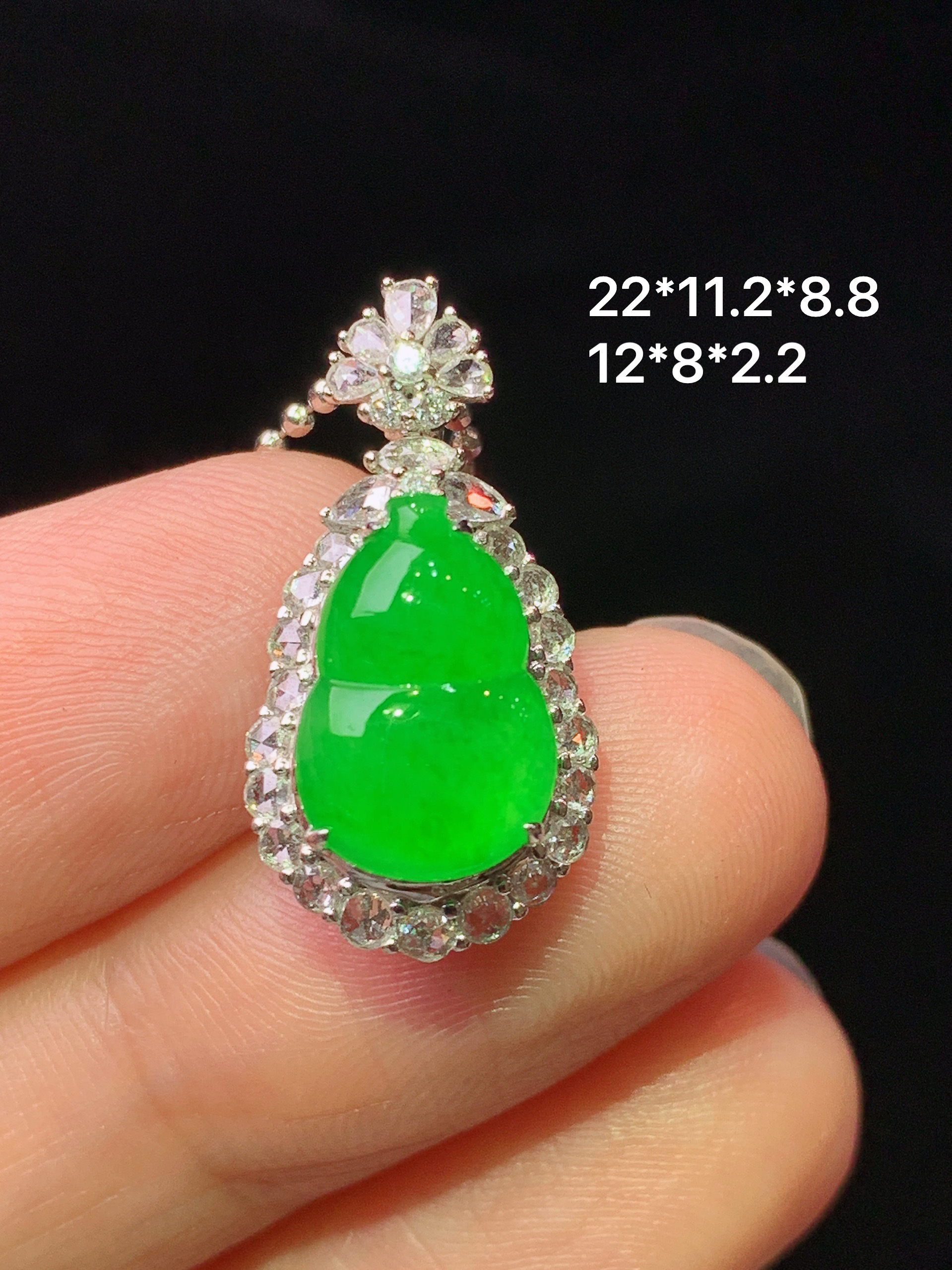 18k金钻镶嵌满绿葫芦吊坠 玉质细腻 色泽艳丽清新 水润亮眼 整体尺寸22*11.2*8.8 a4