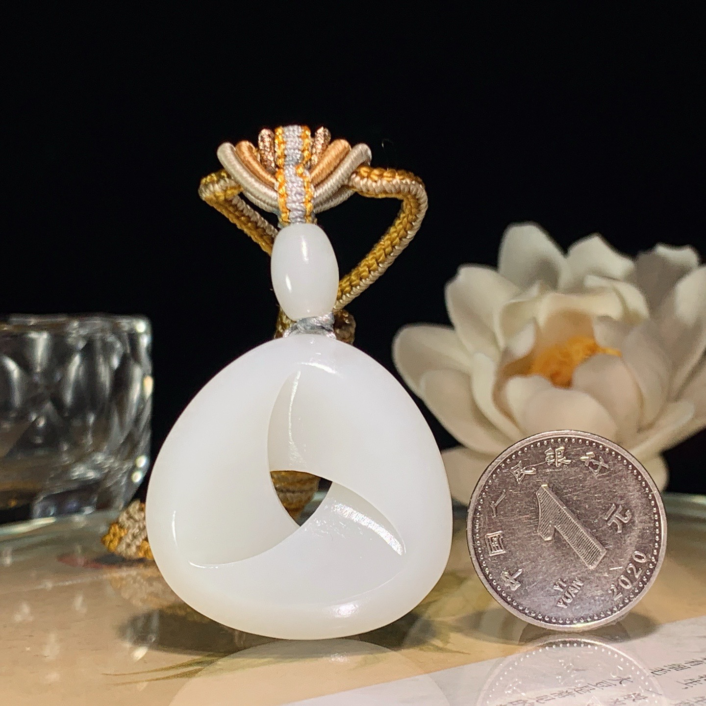 新疆和田玉白玉时来运转挂件。尺寸34/34/8重20克 玉质细腻油润。手推出油。佩戴高端典雅。lt260513