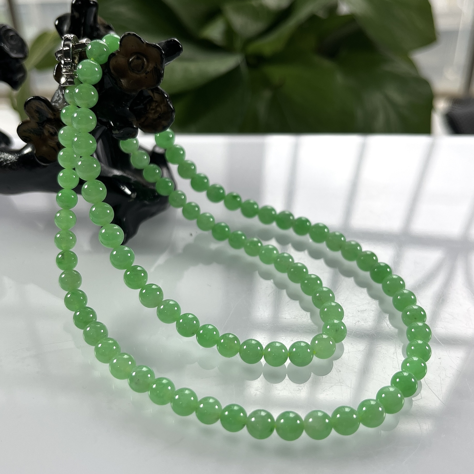 收藏级别，缅甸天然翡翠A货，卡6高冰种起胶满绿阳绿圆珠微塔珠项链手链，尺寸：大珠6mm～小珠5.3mm/94颗，长度540mm，重量：32.48g