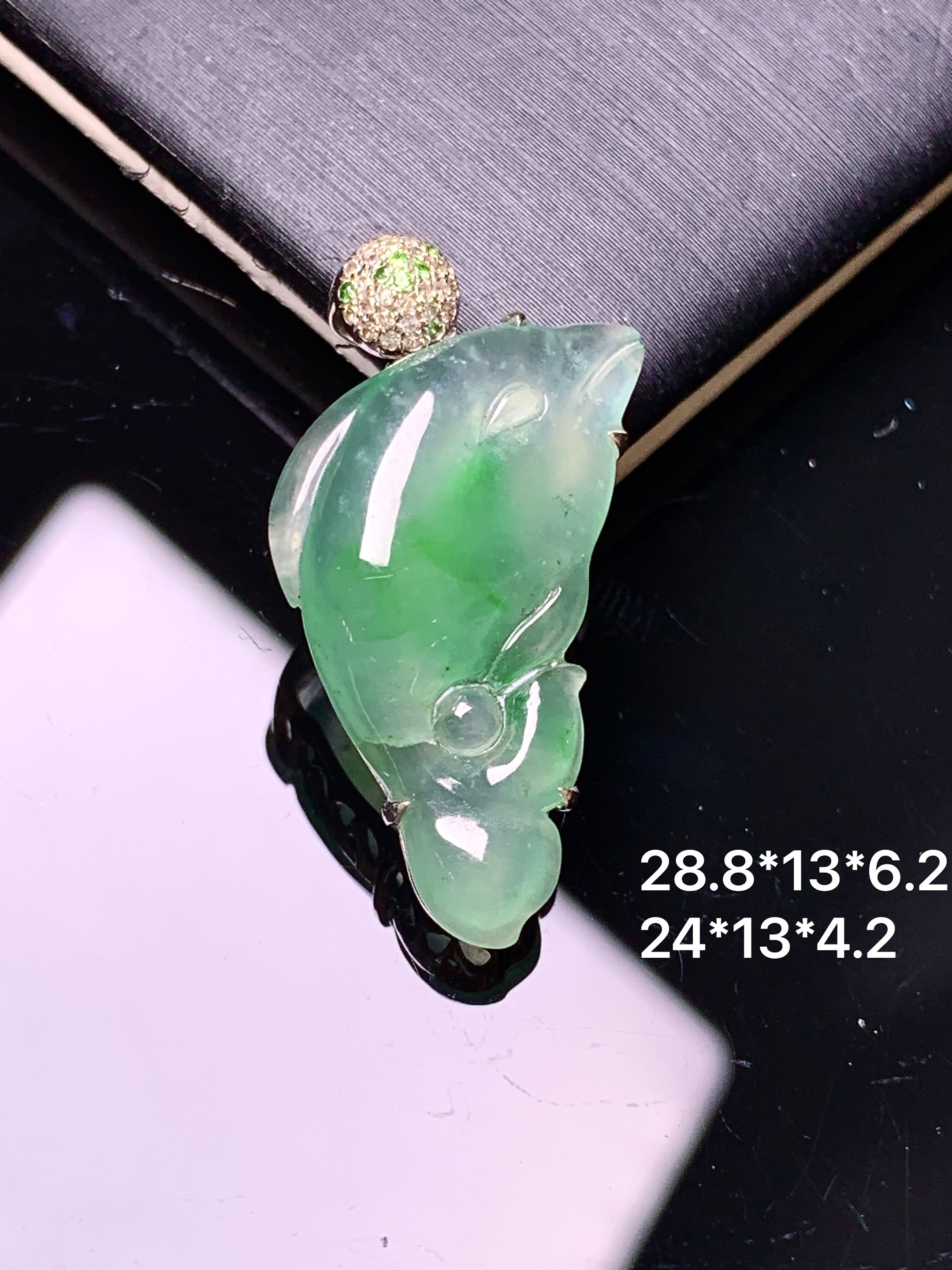 18k金钻镶嵌飘绿金鱼吊坠 玉质细腻 色泽艳丽清新 水润亮眼 整体尺寸28.8*13*6.2 s2