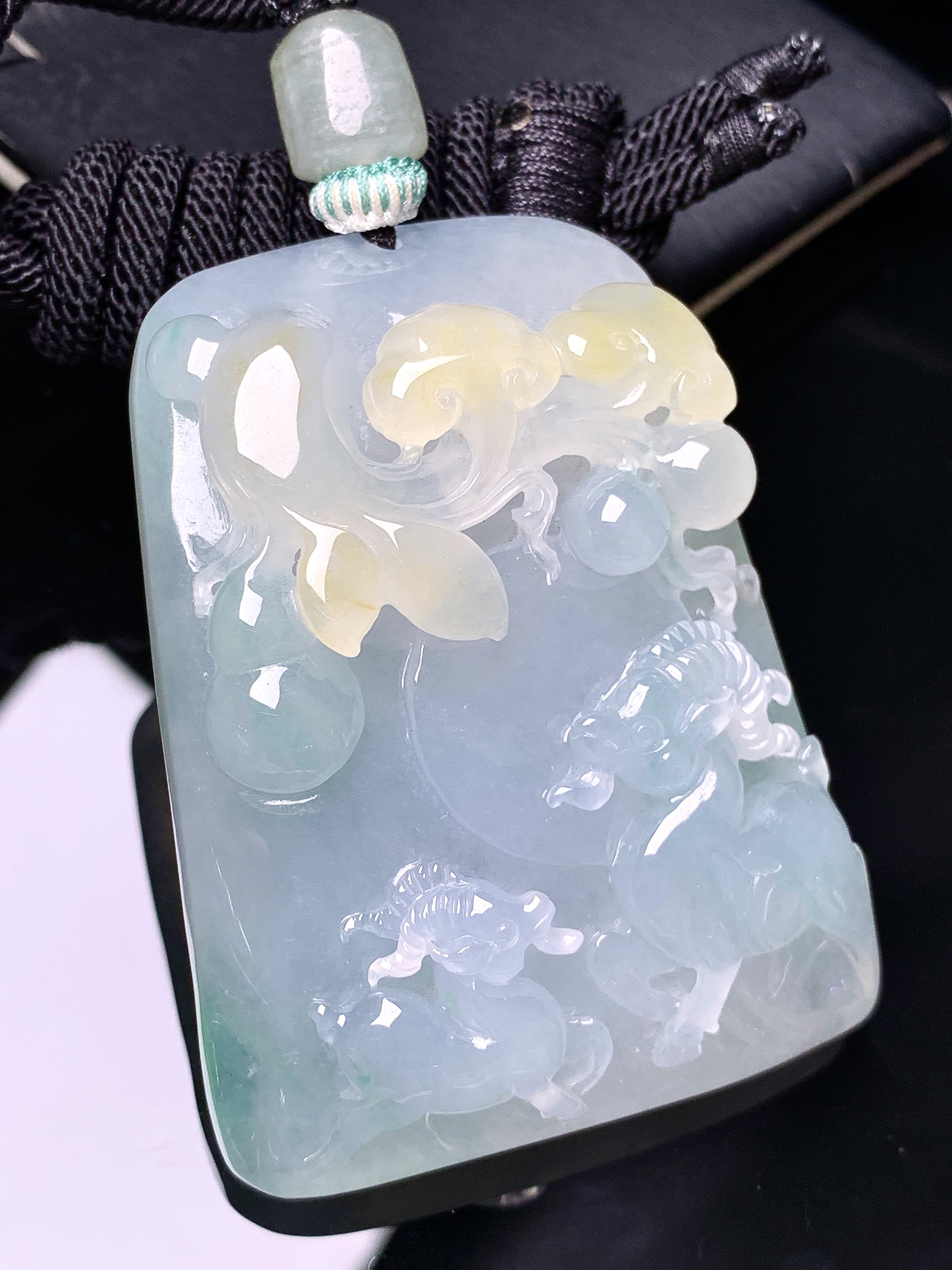 飘黄翡羊牌吊坠 玉质细腻 色泽艳丽清新 水润亮眼 整体尺寸55.2*40.5*13 a5