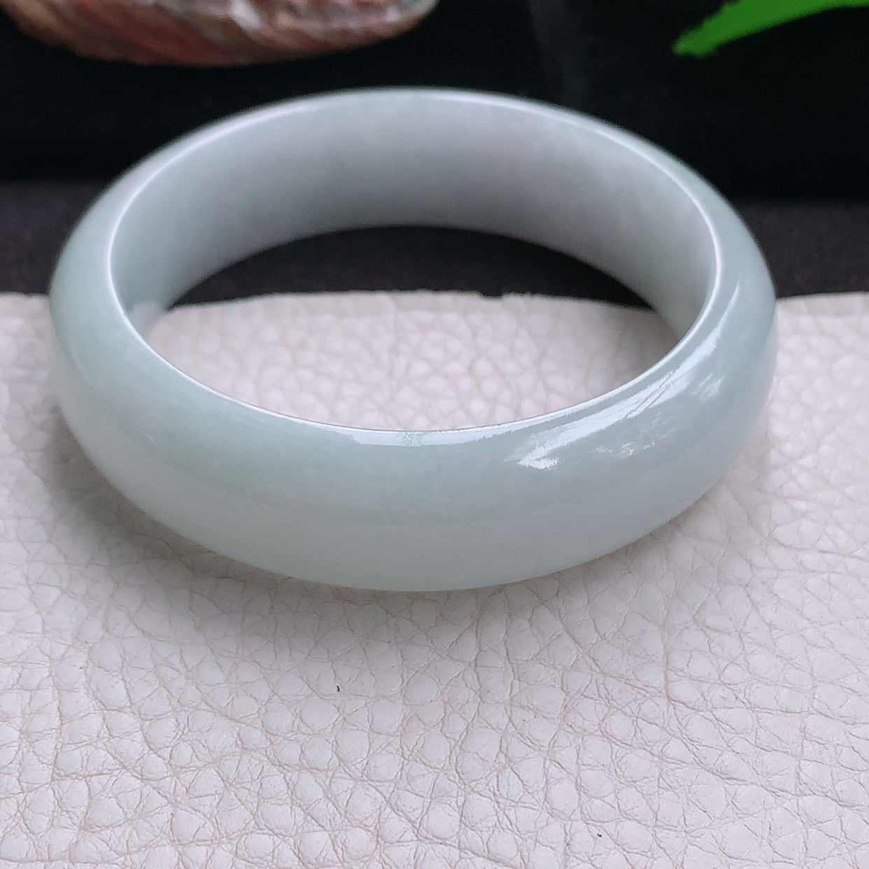 js自然光58.5*17*8.3轮胎镯 翡翠a货玉手镯白月光宽边珠宝玉手环