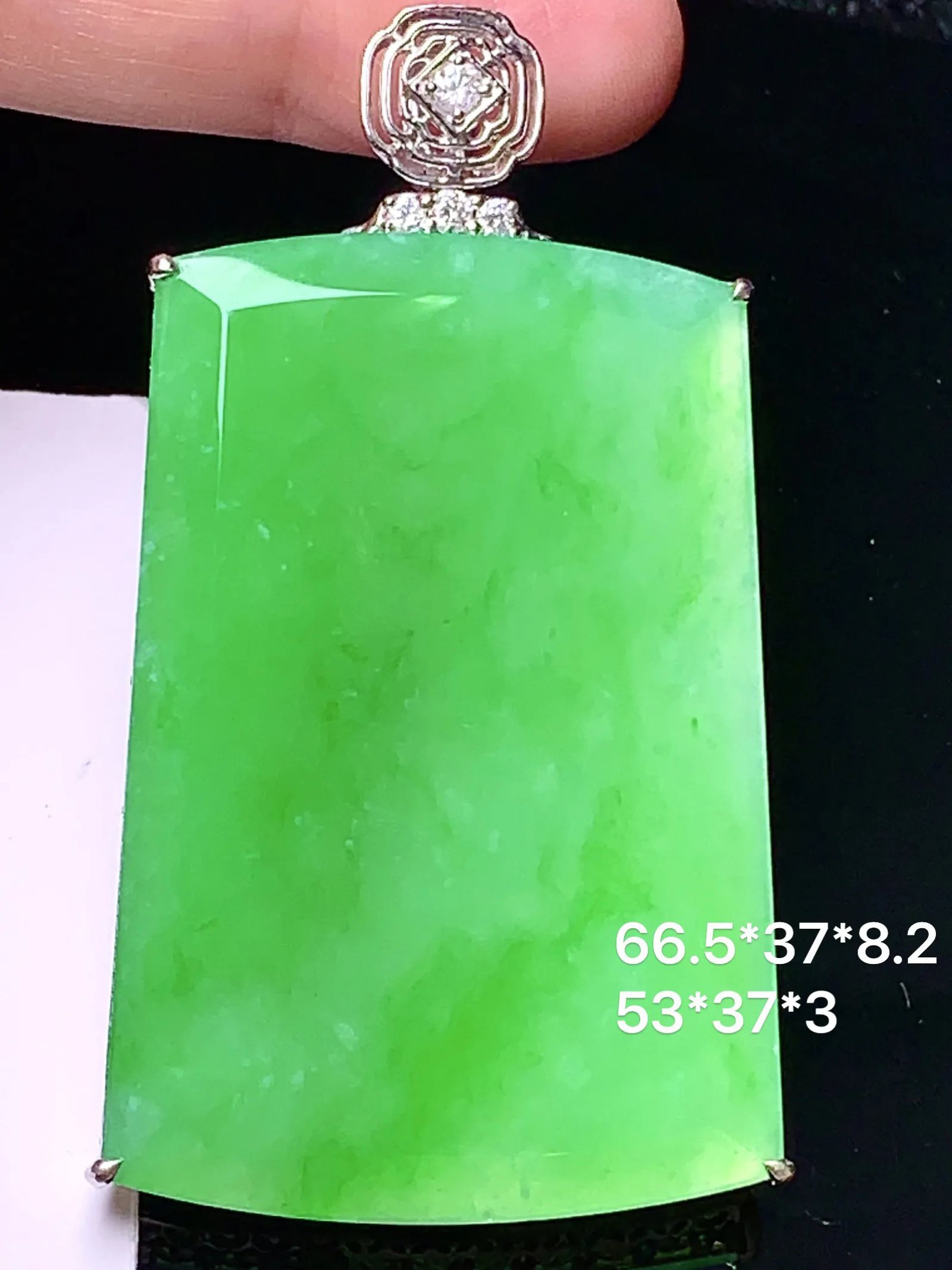 18k金钻镶嵌冰阳绿无事牌吊坠 玉质细腻 色泽艳丽清新 水润亮眼 整体尺寸66.5*37*8.2 d3