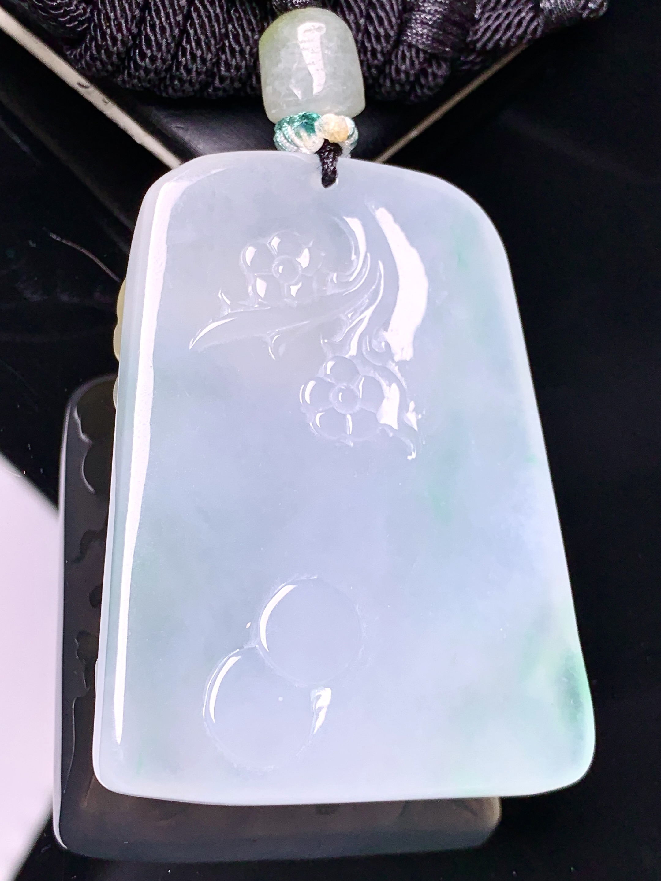 飘黄翡羊牌吊坠 玉质细腻 色泽艳丽清新 水润亮眼 整体尺寸55.2*40.5*13 a5