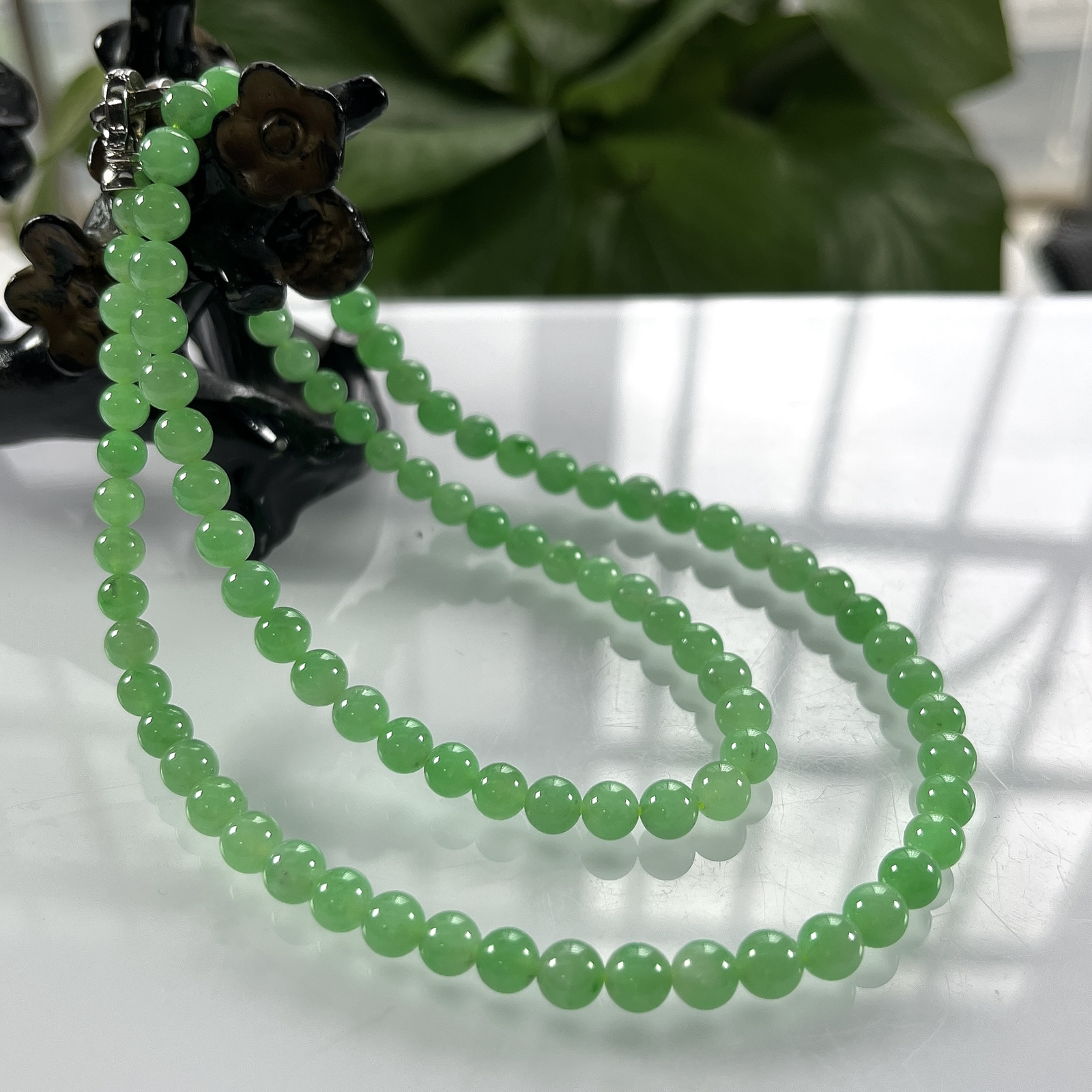 收藏级别，缅甸天然翡翠A货，卡6高冰种起胶满绿阳绿圆珠微塔珠项链手链，尺寸：大珠6mm～小珠5.3mm/94颗，长度540mm，重量：32.48g