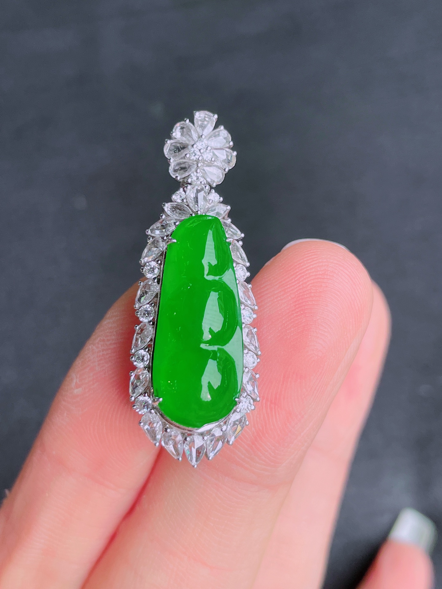 ️绿福豆吊坠，晶莹剔透，新颖时尚，无裂，21.4-8.9-3
