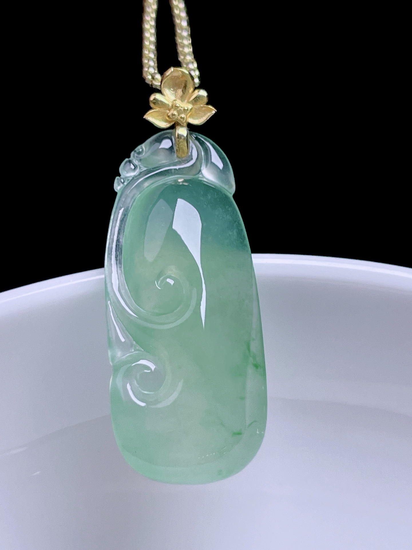 ️ 冰飘绿花如意 花色灵动，种老起光，18k金镶嵌 整体：31 裸石：26.7/12/5.2