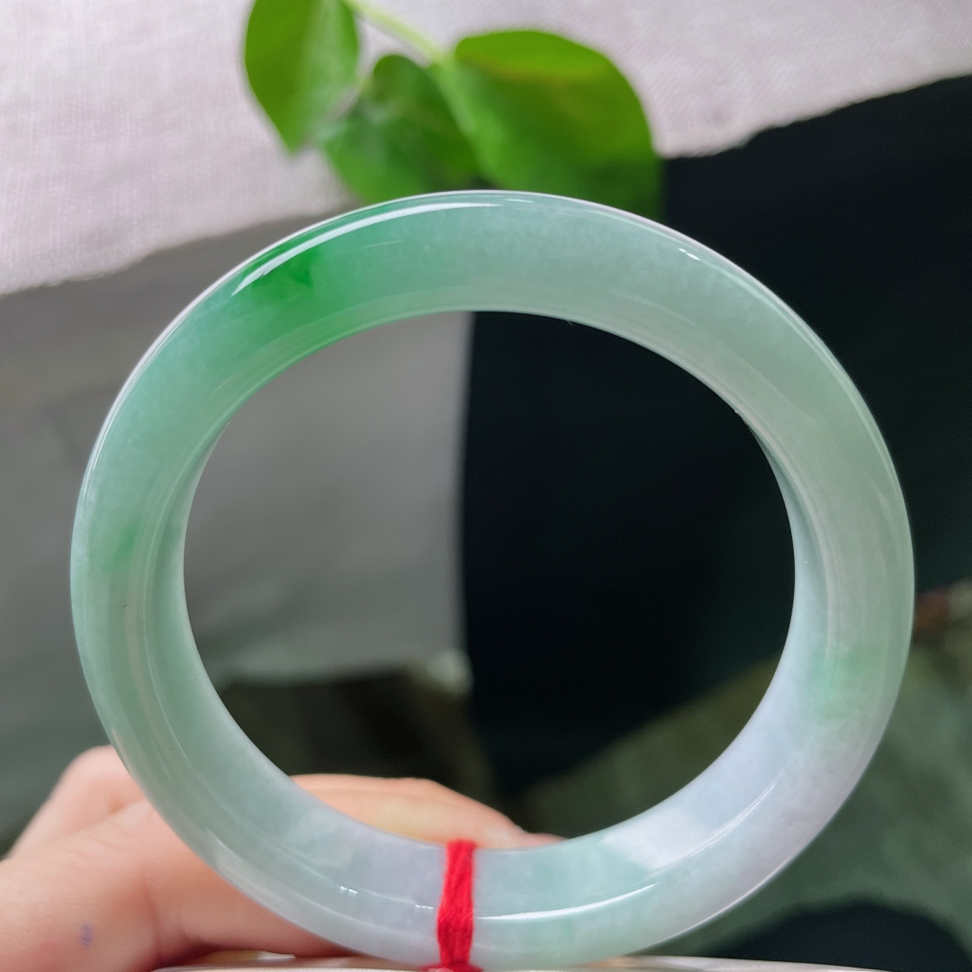 56.8/12.2/8，飘绿正圈，青绿蕴温润，浅紫隐风华，腕间一抹春色自来。无裂，ss52951a