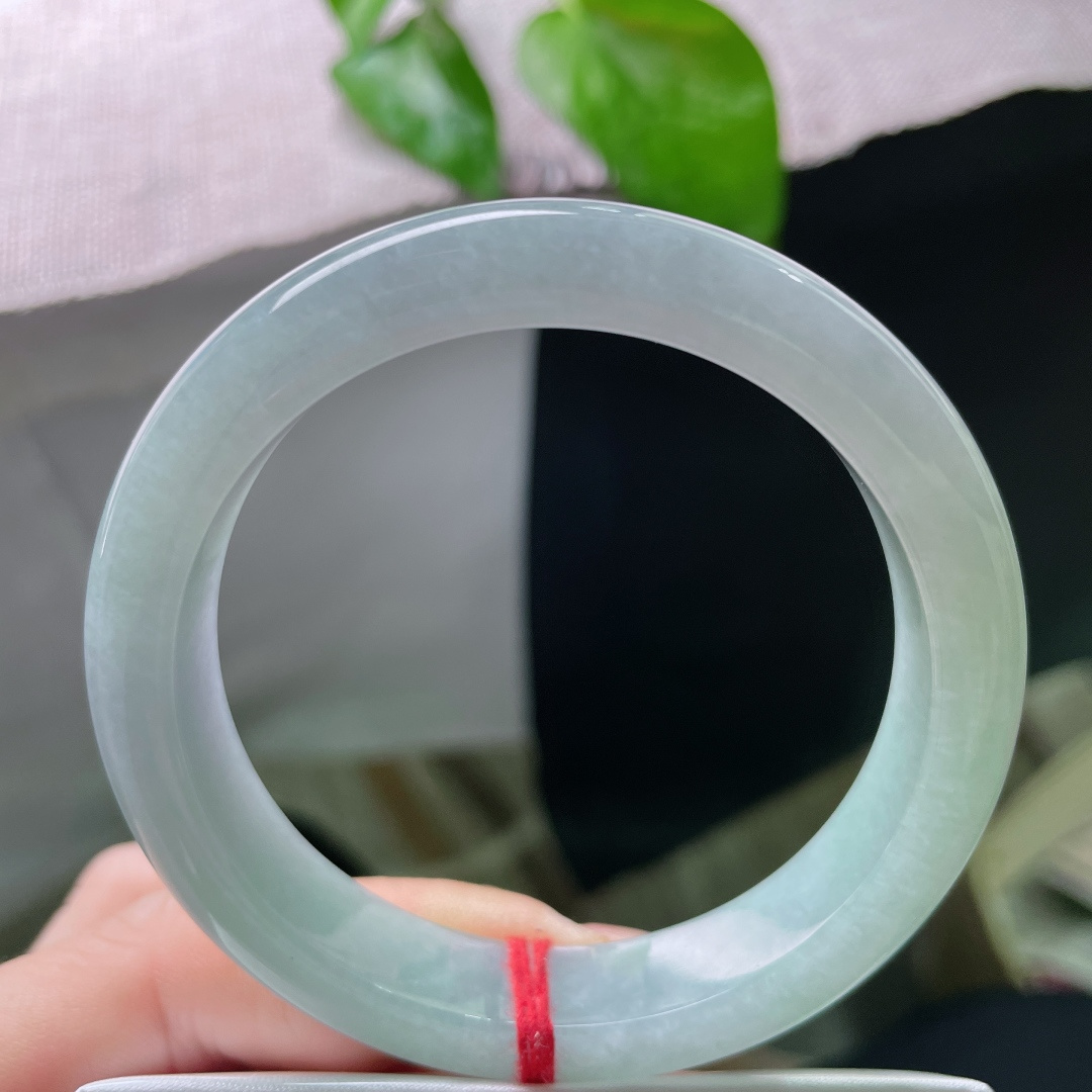 55.5/12.1/7.8。春彩正圈，绿底为笺，紫韵暗藏，一镯藏尽春日温柔。水润，细腻，无裂，ss52415a