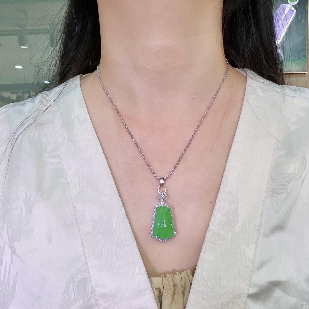 ️天然缅甸翡翠A货 满绿无事牌吊坠 18k金镶嵌钻石 细腻水灵 实拍接近，35.5-19.2-9.2