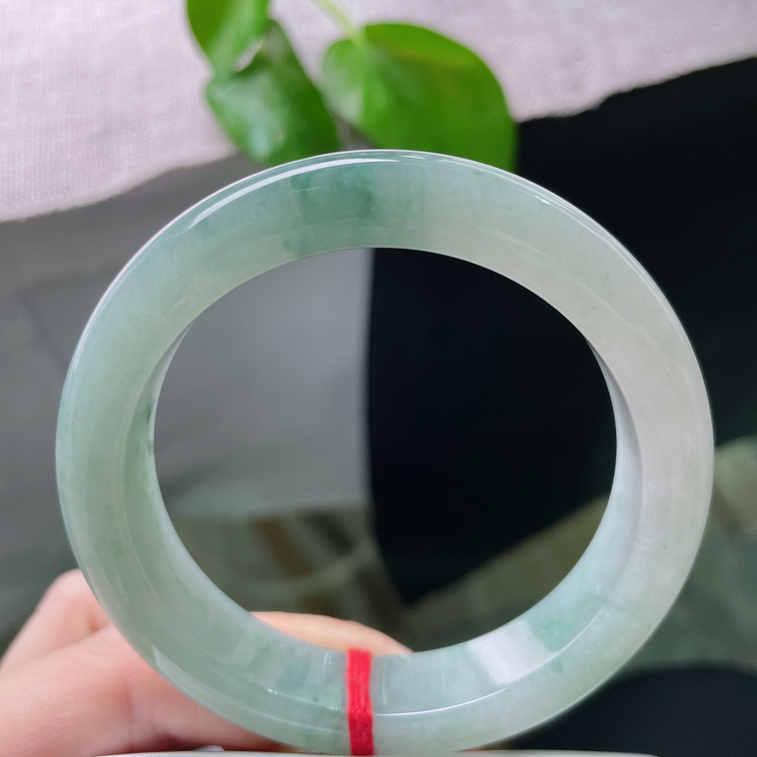 56.2/12.4/8.8，飘花正圈，绿随水走，花随风动，戴在腕间便是流动的风景。有棉线，ss523