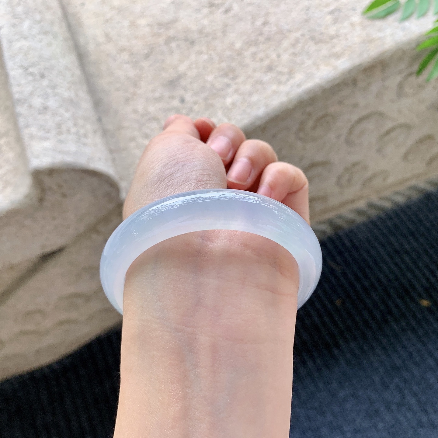 正圈53 54 【圈口】54.8/12/8.8 【编码】BA051364 【描述】冰糯，清透，水润，种老，细腻，打灯有棉线