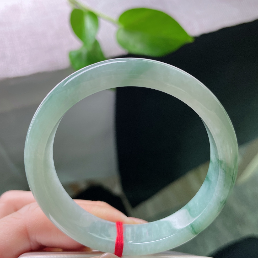 54/11.8/7.3，飘花正圈，肉质细腻干净，像墨滴入水，缓缓晕开，停在腕间，便是千年。无裂，ss52276a
