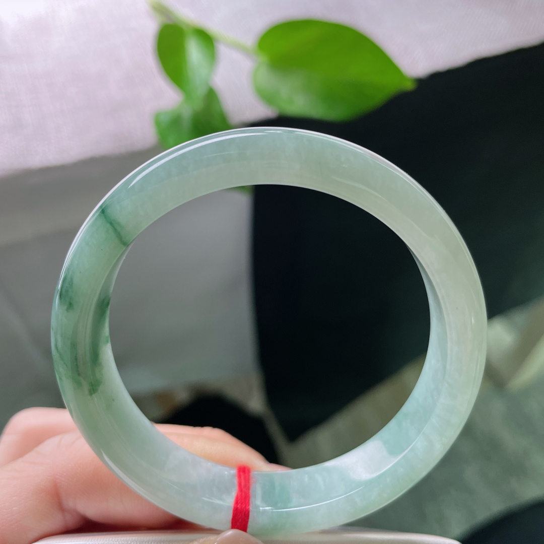 54/11.8/7.3，飘花正圈，肉质细腻干净，像墨滴入水，缓缓晕开，停在腕间，便是千年。无裂，ss52276a