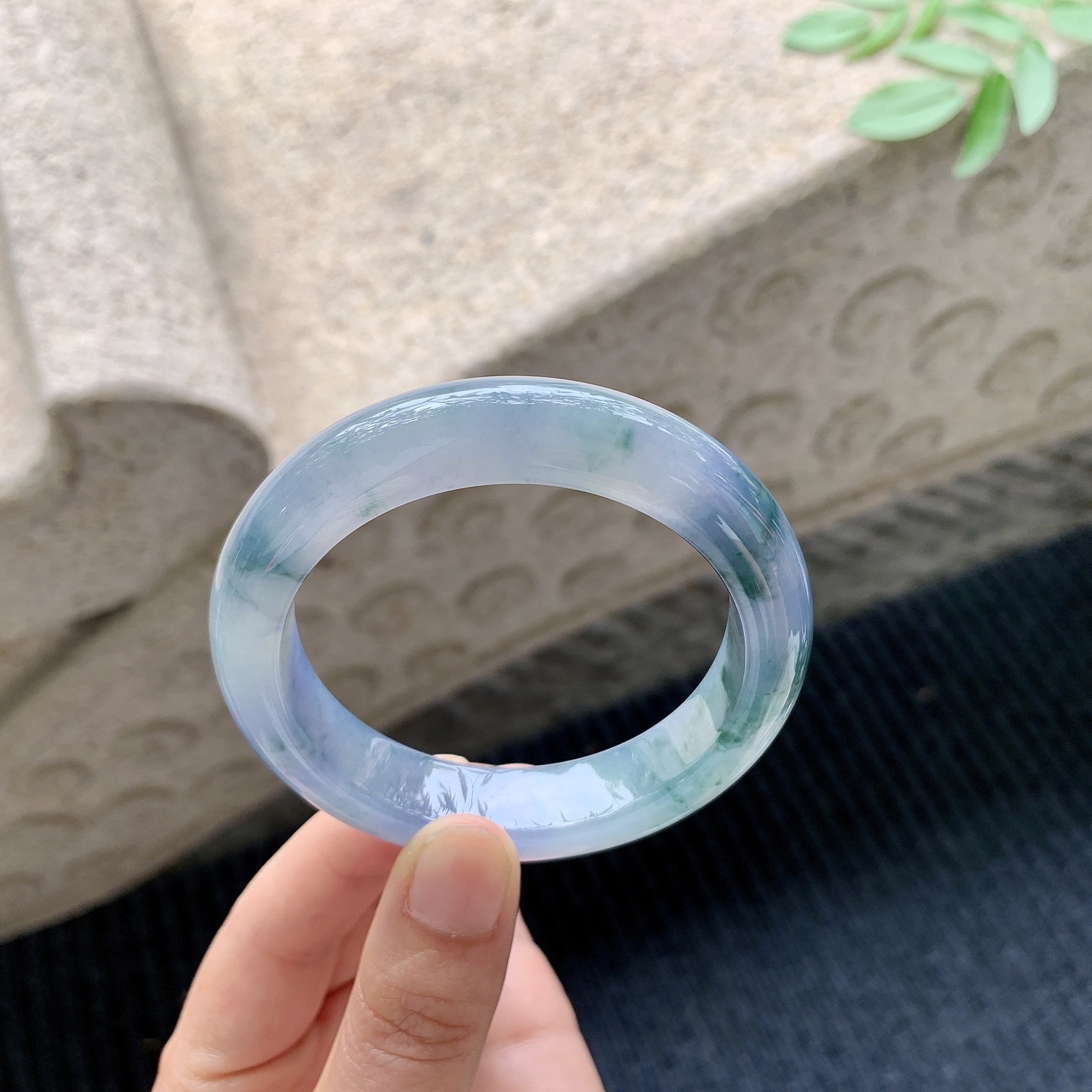 正圈53 54【圈口】54.6/12.4/9.1【编码】B2042213【描述】冰糯飘花，水润，种老，细腻，打灯有絮线