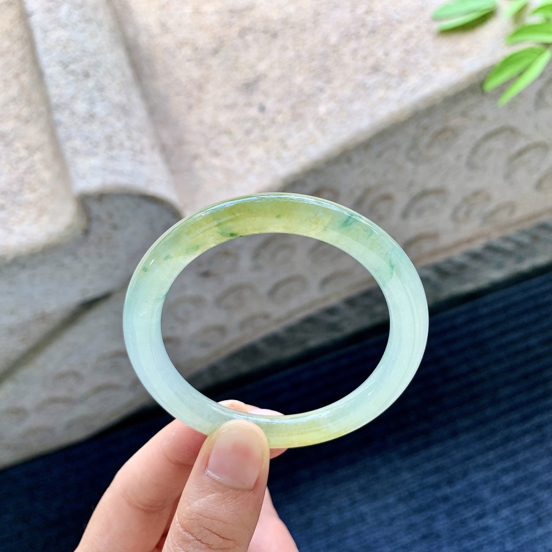圆条50 51，圈口51.5/6.9/7.9，编码C5081486，糯冰飘黄翡，水润，种老，细腻，无裂。