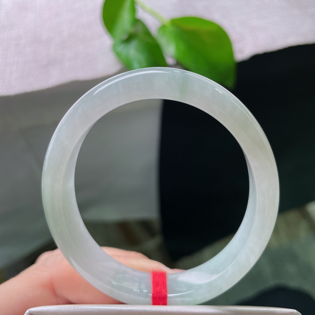 55.3（49.6）12/7，浅绿底贵妃，淡淡飘花点缀，意境深远，晶体，无裂，ss53062a