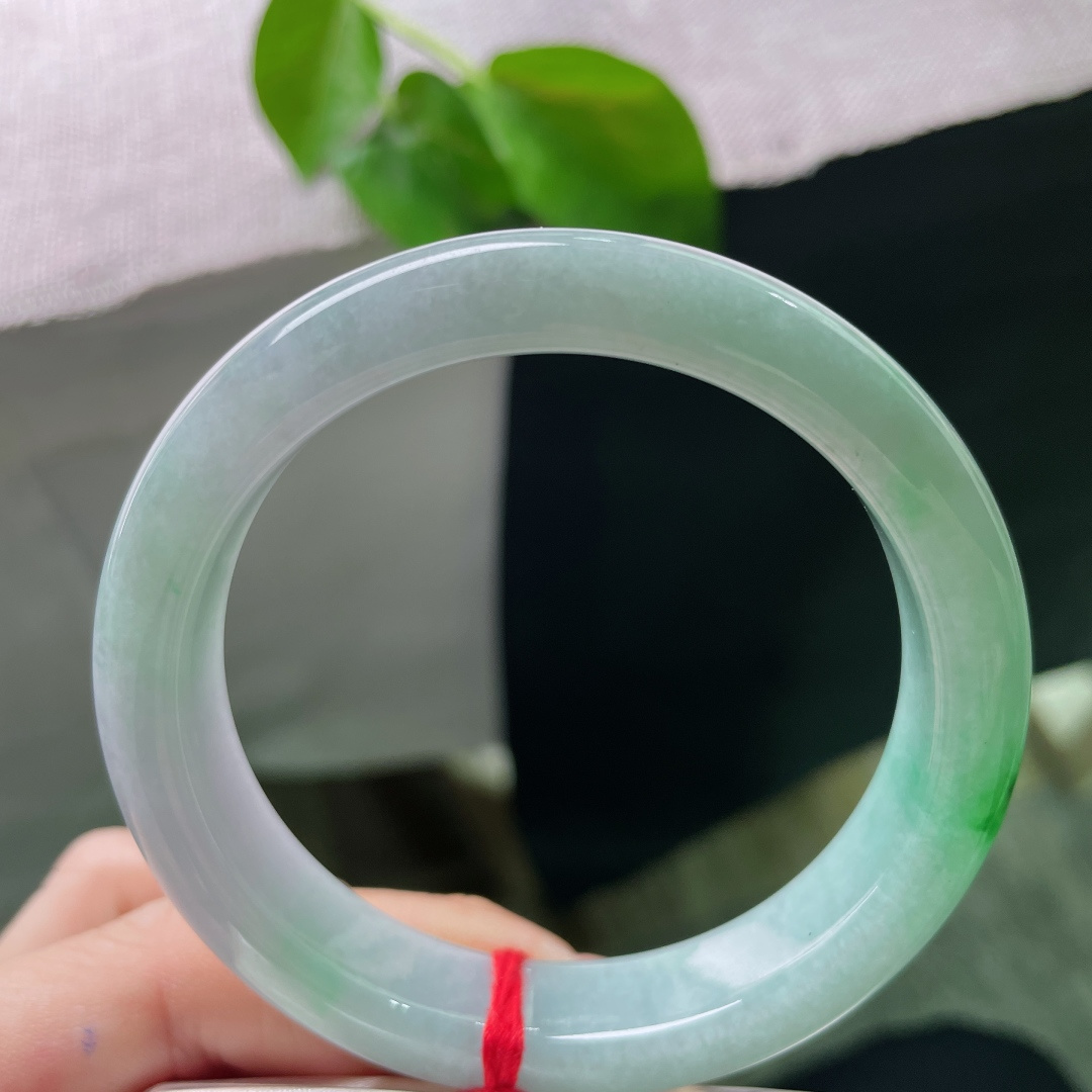 56.8/12.2/8，飘绿正圈，青绿蕴温润，浅紫隐风华，腕间一抹春色自来。无裂，ss52951a