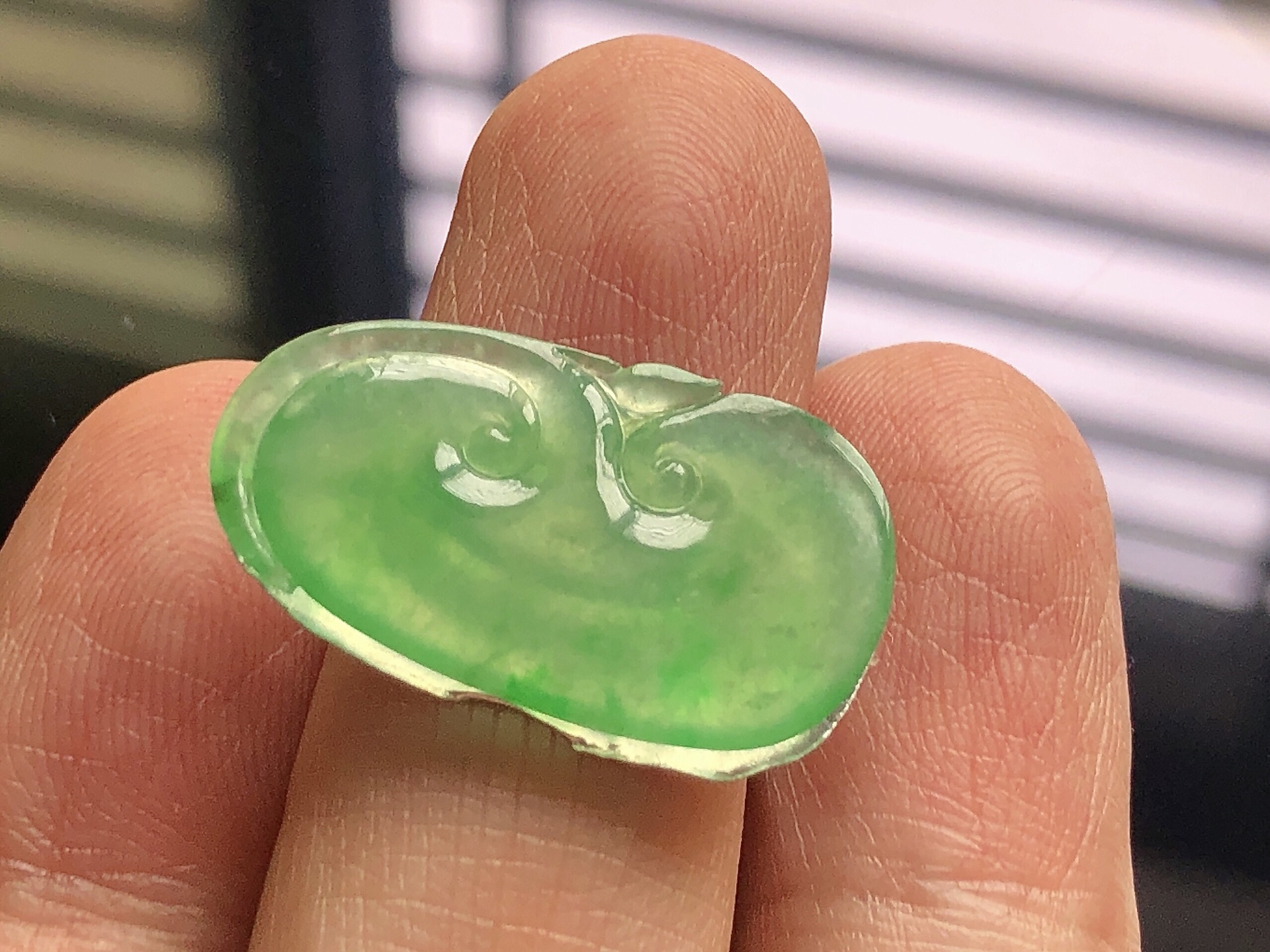 ️ 冰种阳绿如意， 色泽艳阳，通透水润，玉质细腻，夺目迷人，镶嵌效果，品相，无裂，尺寸25.5*15*2