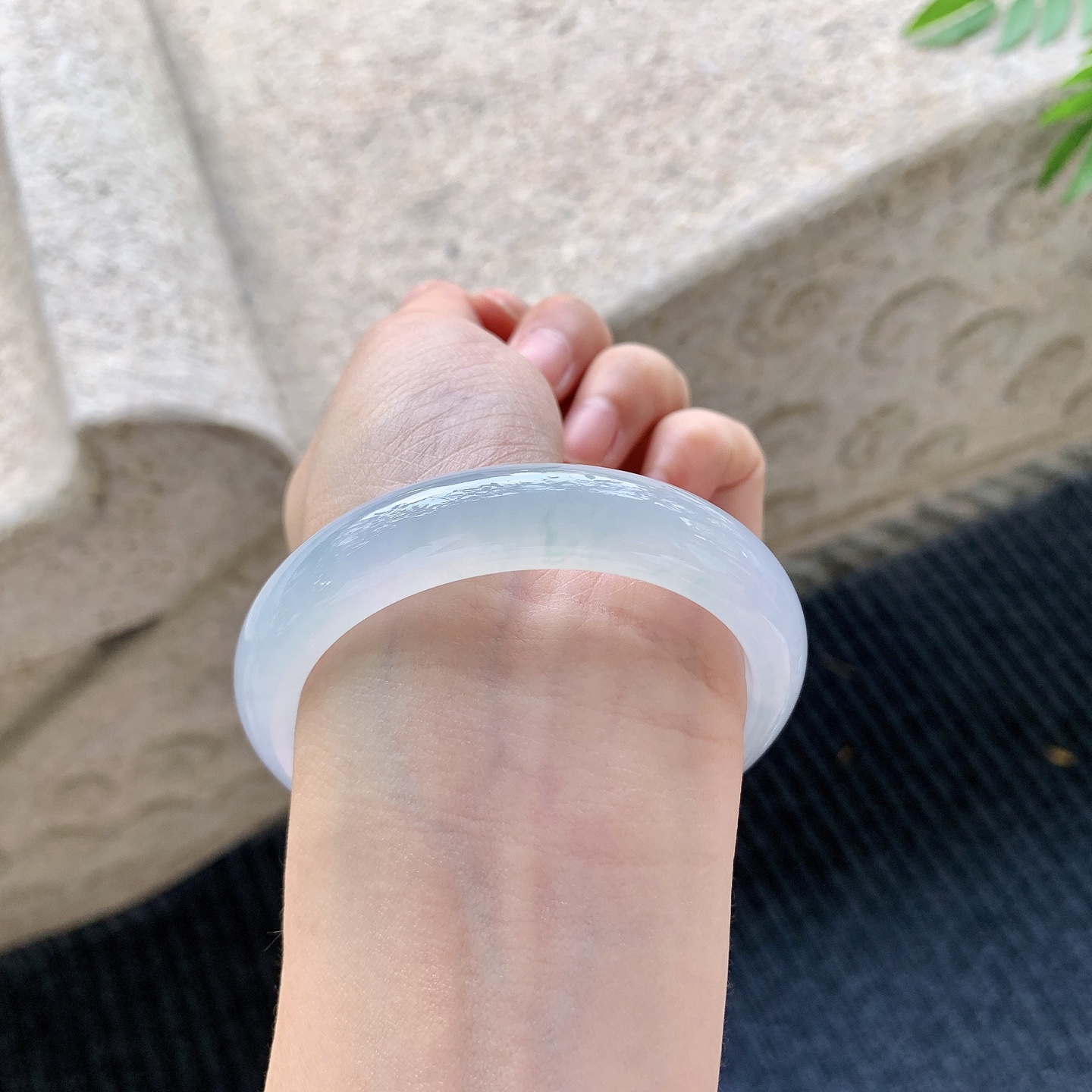 正圈53 54 【圈口】54.8/12/8.8 【编码】BA051364 【描述】冰糯，清透，水润，种老，细腻，打灯有棉线