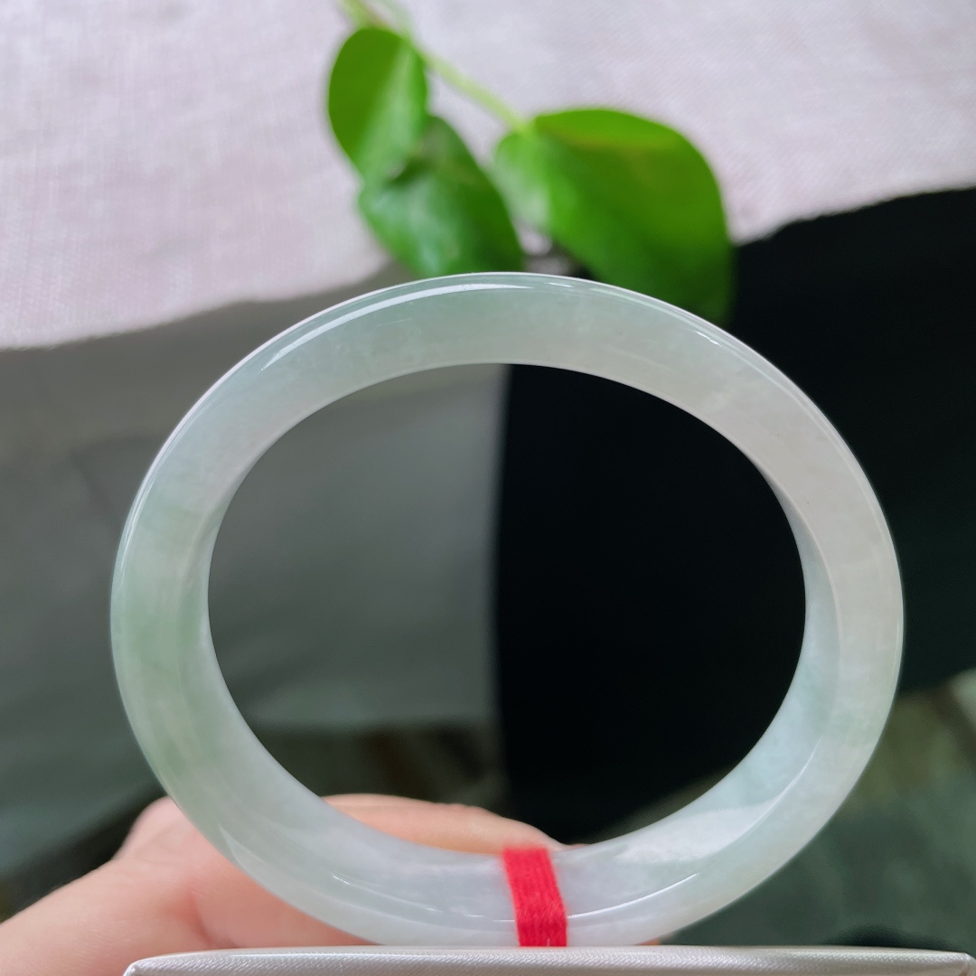 55.3（49.6）12/7，浅绿底贵妃，淡淡飘花点缀，意境深远，晶体，无裂，ss53062a