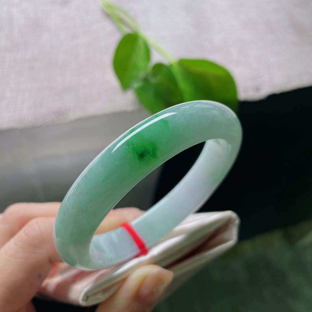 56.8/12.2/8，飘绿正圈，青绿蕴温润，浅紫隐风华，腕间一抹春色自来。无裂，ss52951a