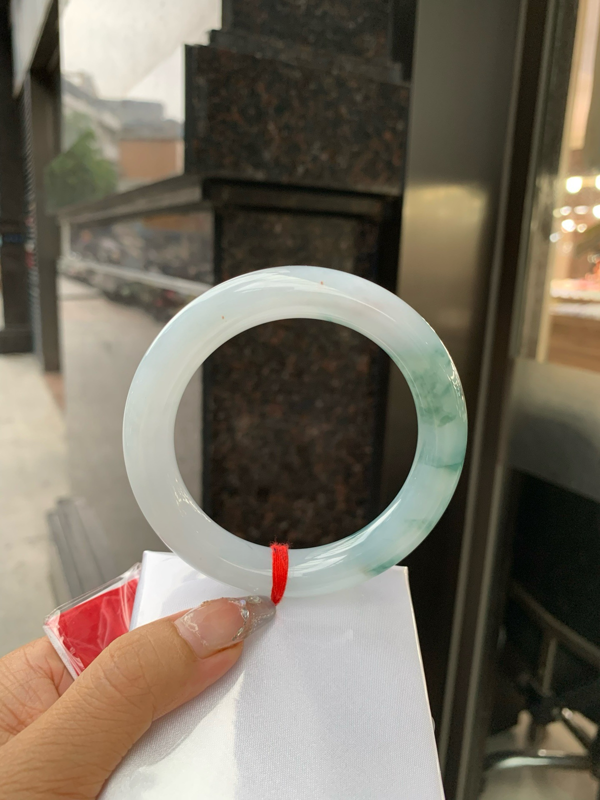 飘花圆条
60-11.5-11.7
底妆冰润细腻，飘花灵动飘逸，勾勒出一幅唯美诗意的山水意境画，古典优雅又秀气..