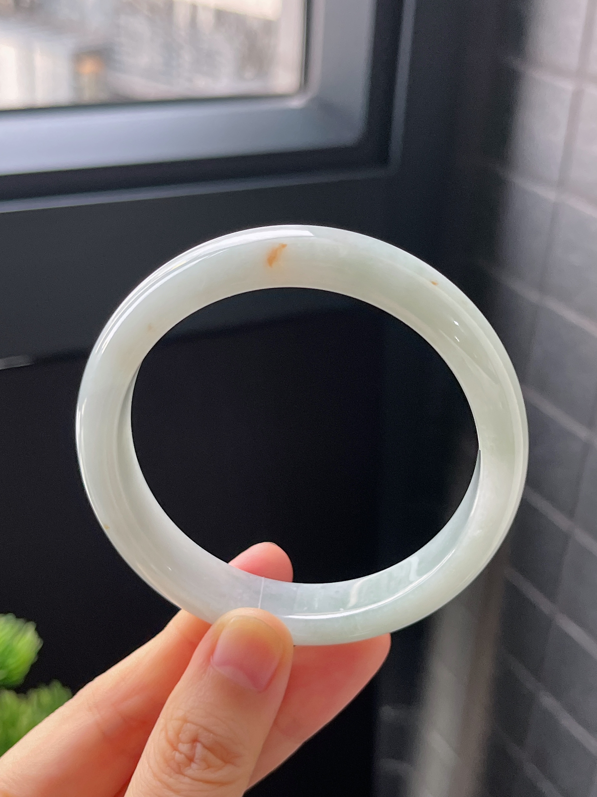 正圈57.5圈口，翡翠糯化种淡绿色手镯