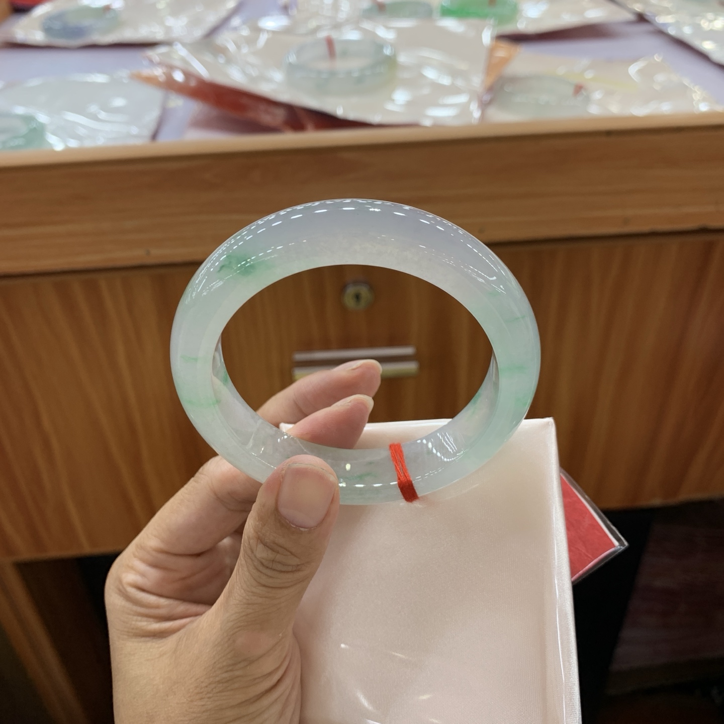 051326WJ 冰飘绿正圈大圈口翡翠手镯 59.5-14-9.4