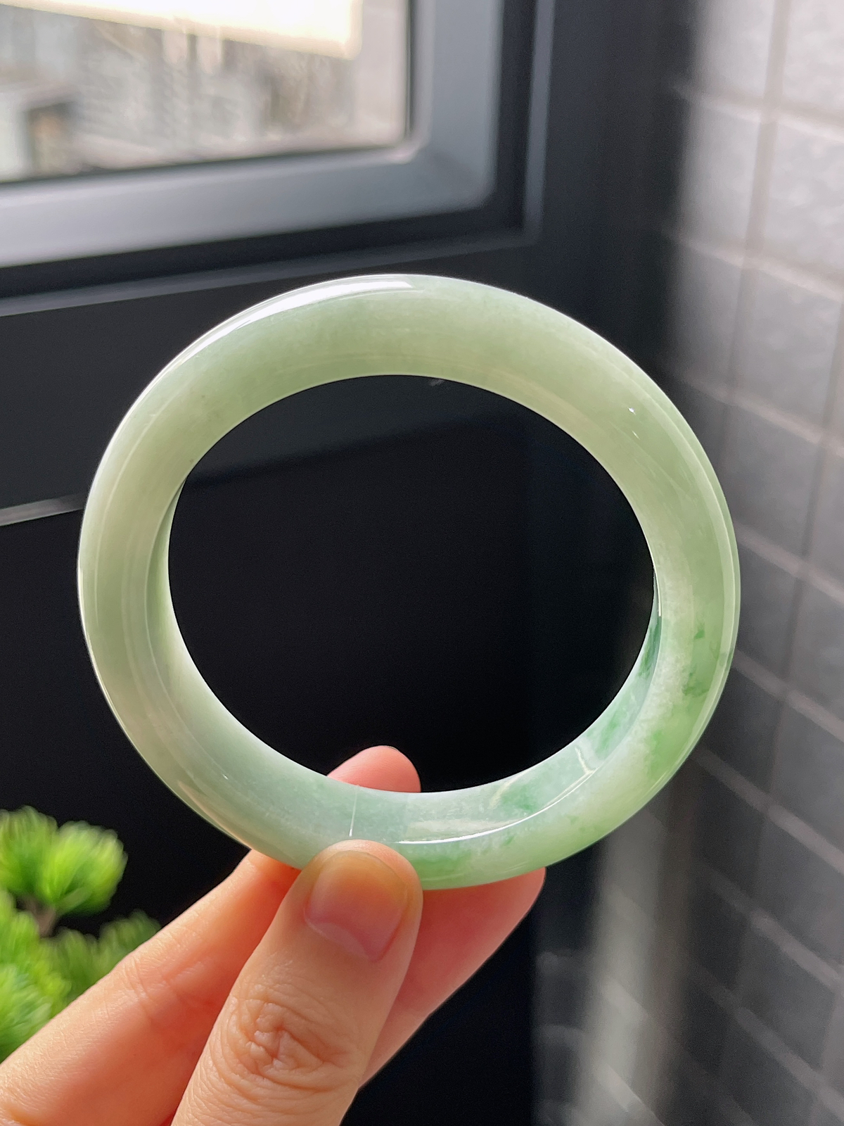 正圈56圈口，翡翠糯化种飘绿手镯