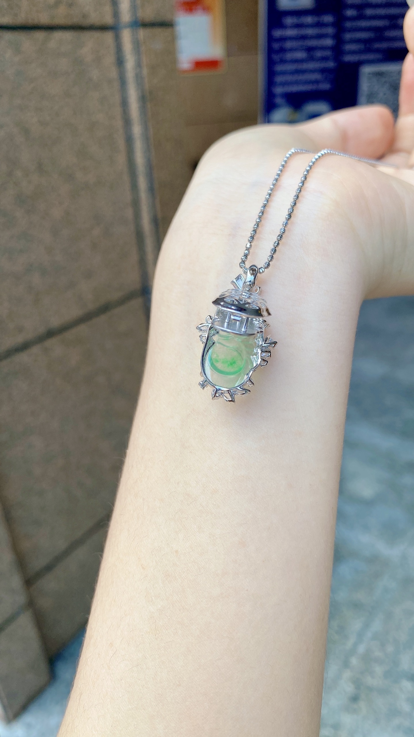 自然光 · 冰胶飘翠绿花仙子吊坠 18K · 整：30.5*17*8.7mm 裸：19.1*11*3.5mm