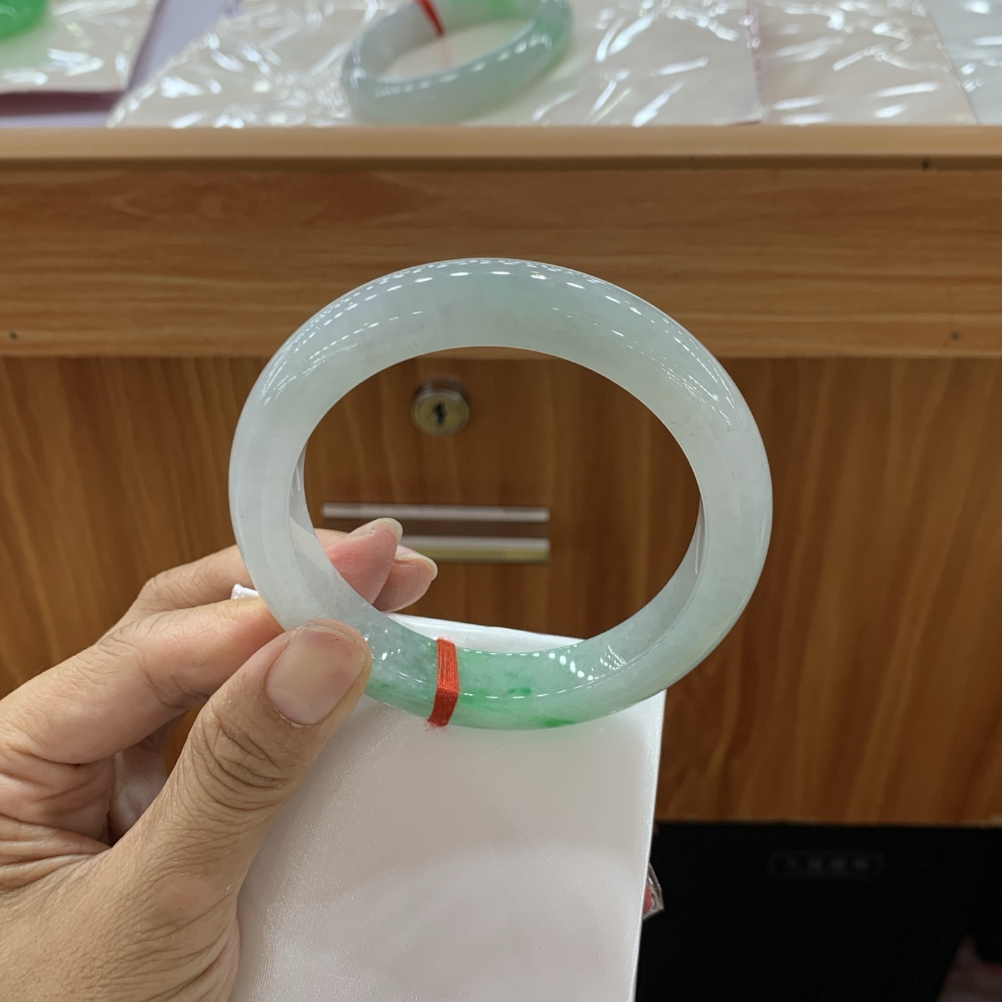 051647WJ 飘绿正圈大圈口翡翠手镯 58.8-12.6-9.5
