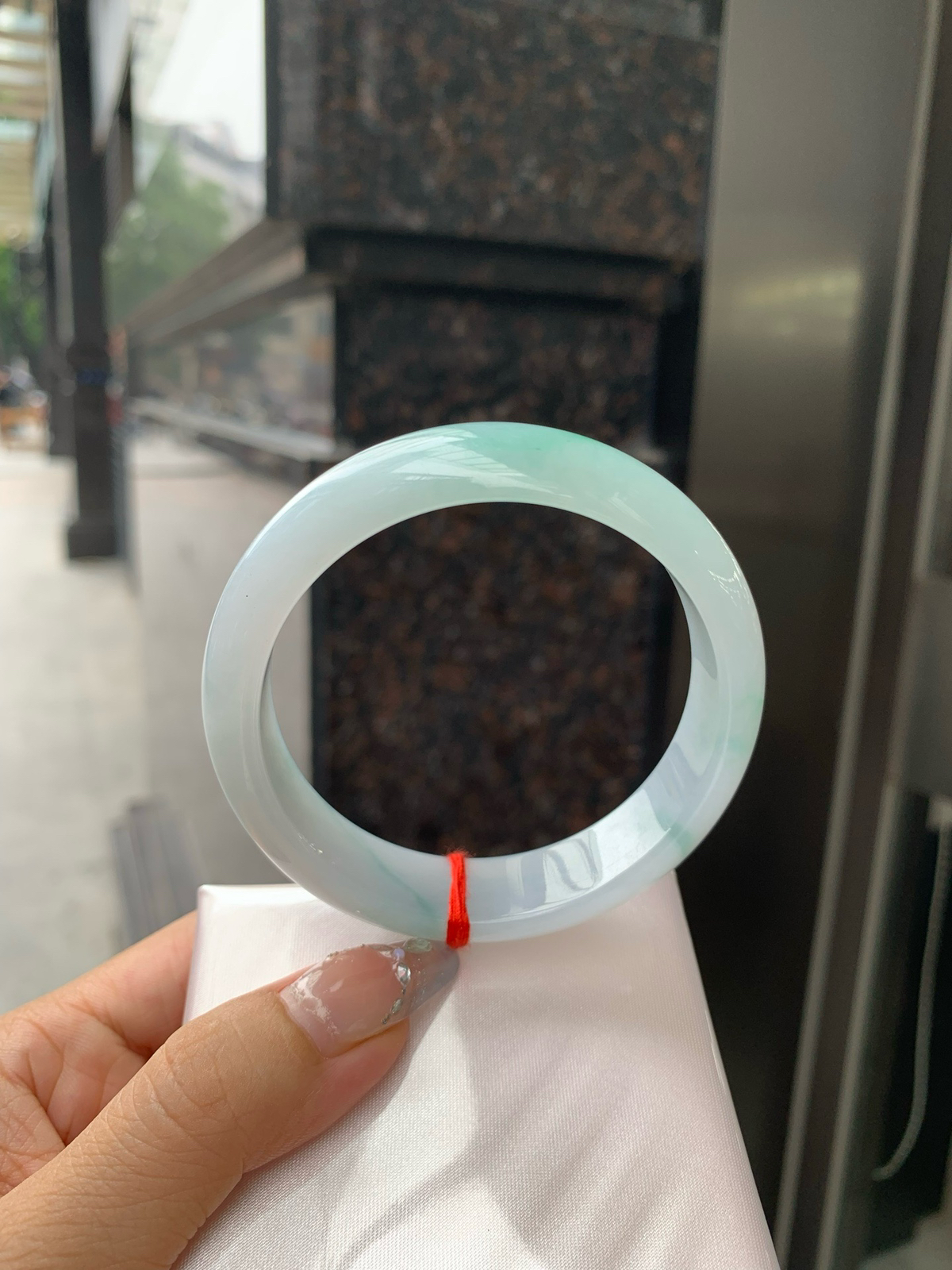 瓜皮绿正圈
58.5-7.4-14.6
底妆水润细腻，半山半水天然意境，自带江南烟雨滤镜，半圈瓜绿，过渡自然，像被大自然晕染过，低调高级..