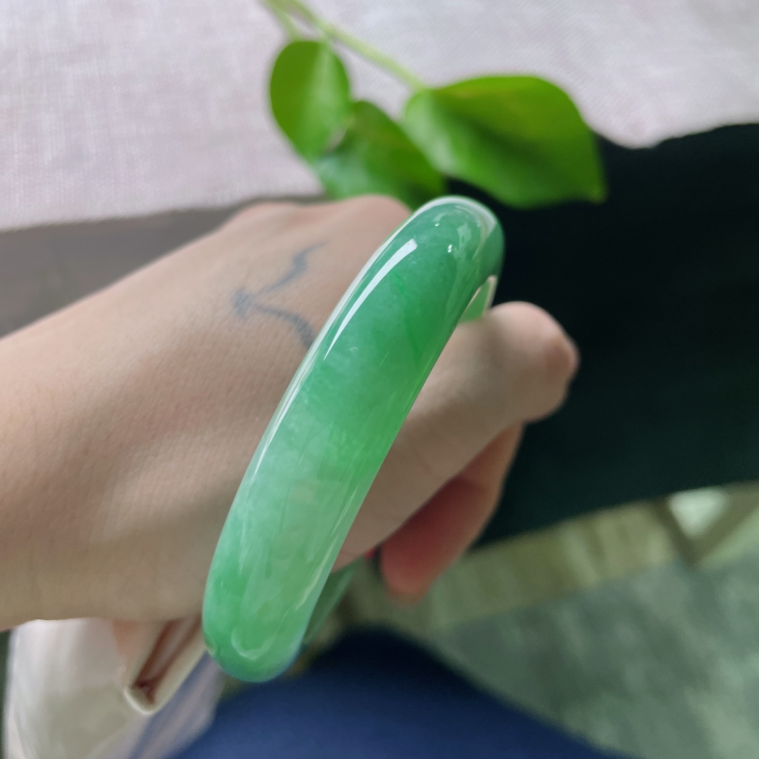 56.2/12.5/8.6，满绿正圈，水润，细腻，绿意绵延，福气满满，一点皮纹，ss55331a