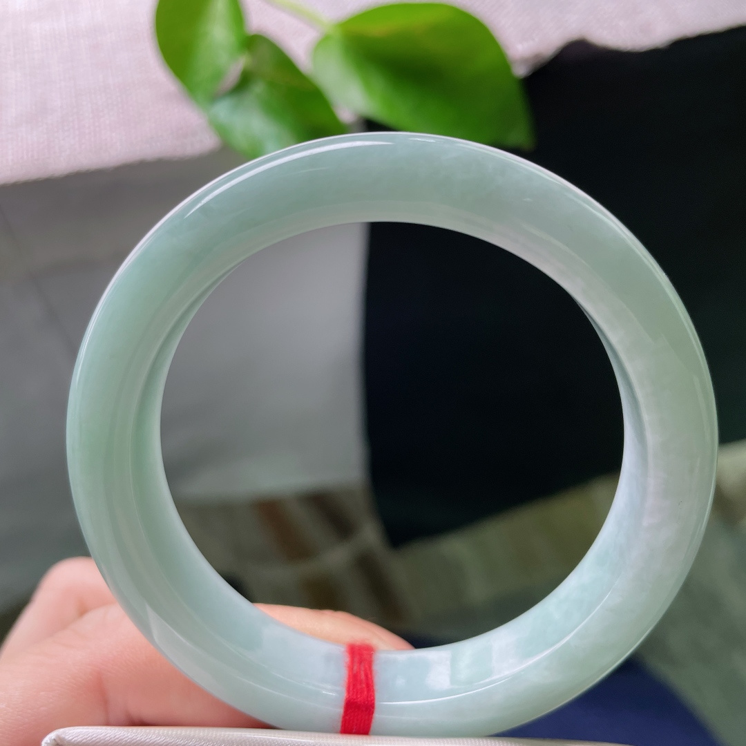 55.1/11.8/8.3，浅绿底正圈，水头好，肉质细腻，干净，素丽，显气质，无裂，ss49944a