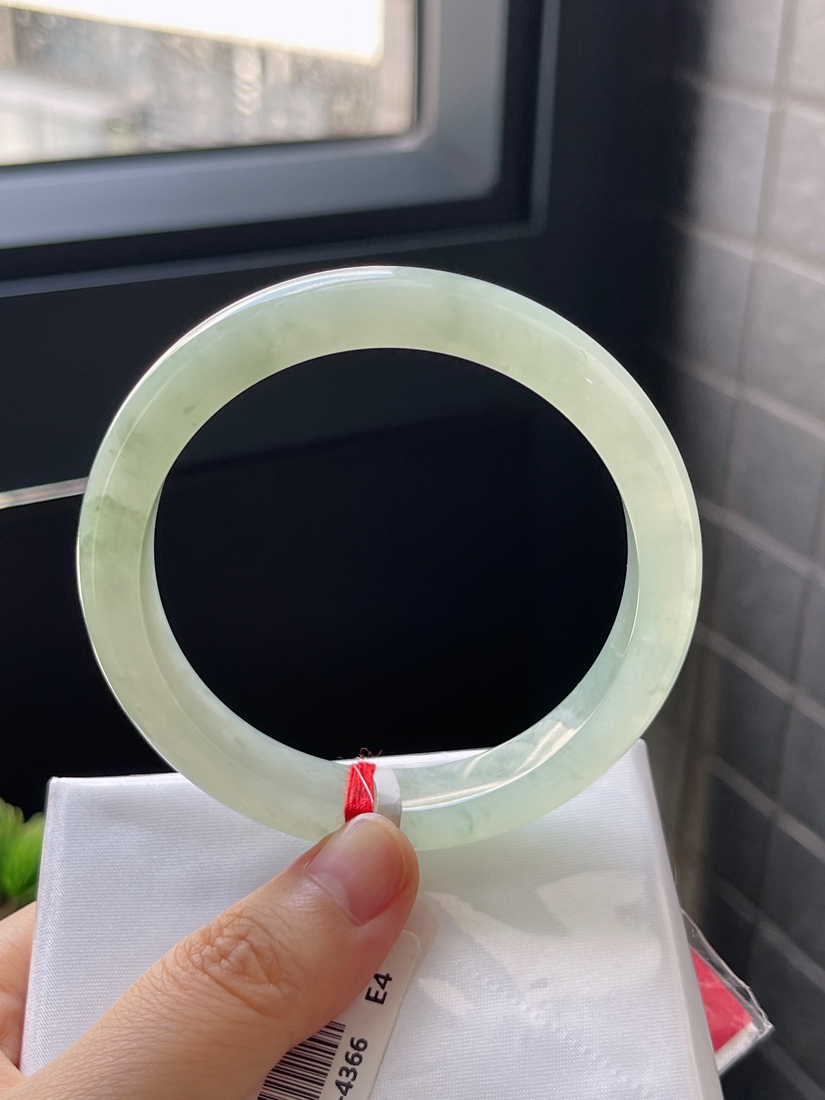 正圈57.4圈口，翡翠冰糯种浅绿色手镯