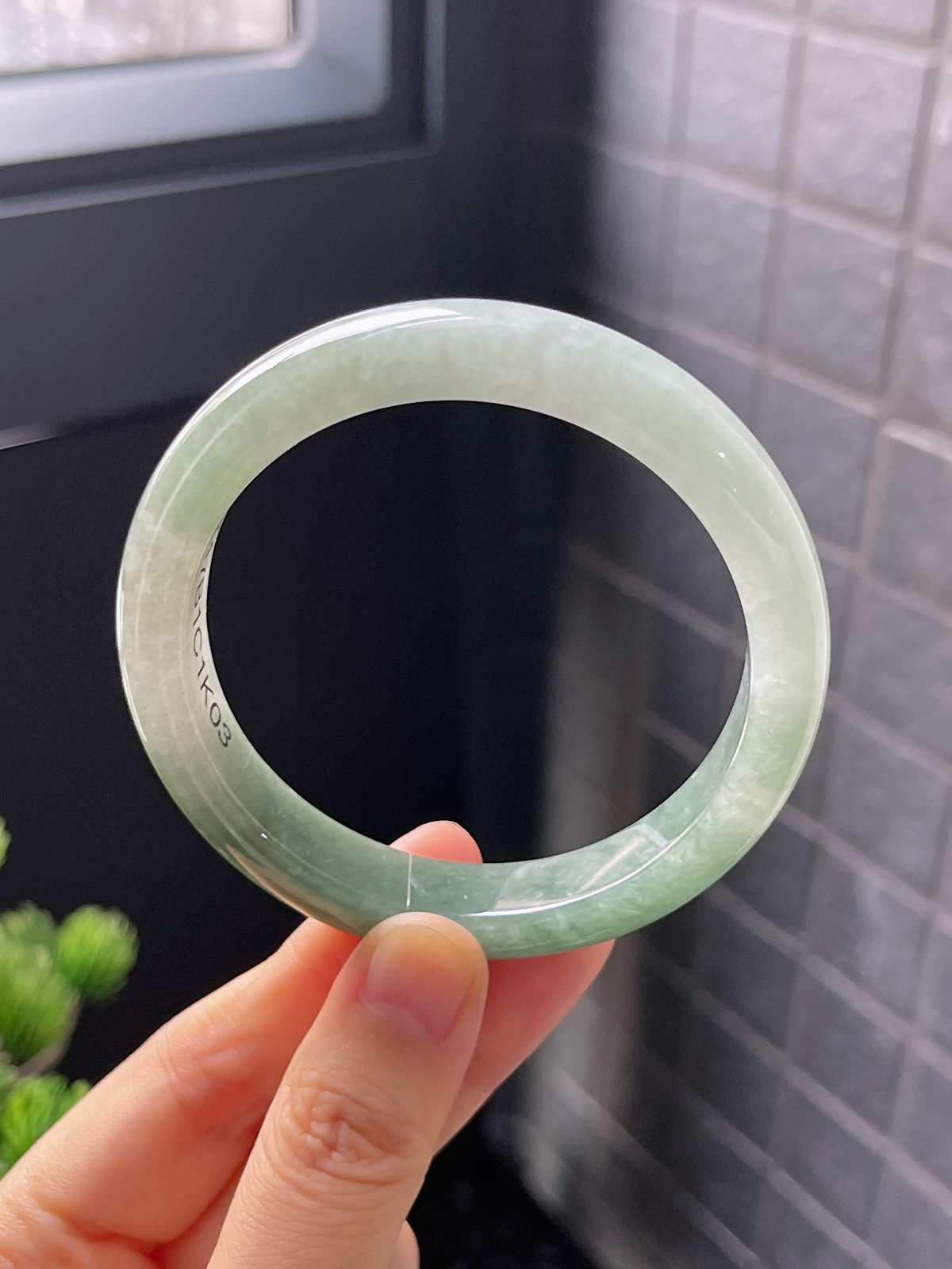 正圈56.8圈口，翡翠糯化种淡绿色手镯