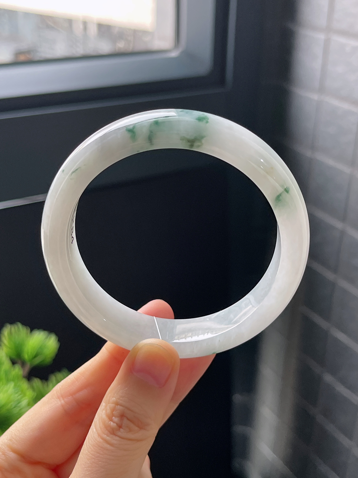 正圈56.8圈口，翡翠糯化种飘绿手镯