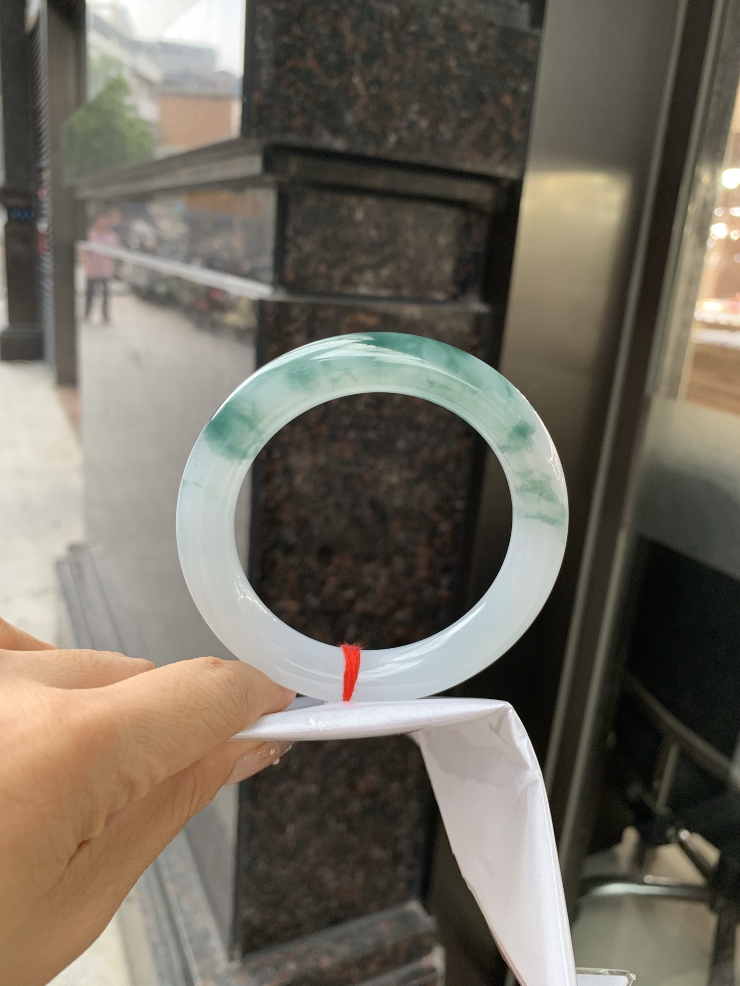 飘花圆条 60.3-11.5-11.7 0514-N721 无裂，底妆冰润细腻，飘花灵动飘逸，勾勒出一幅唯美诗意的山水意境画，古典优雅又秀气