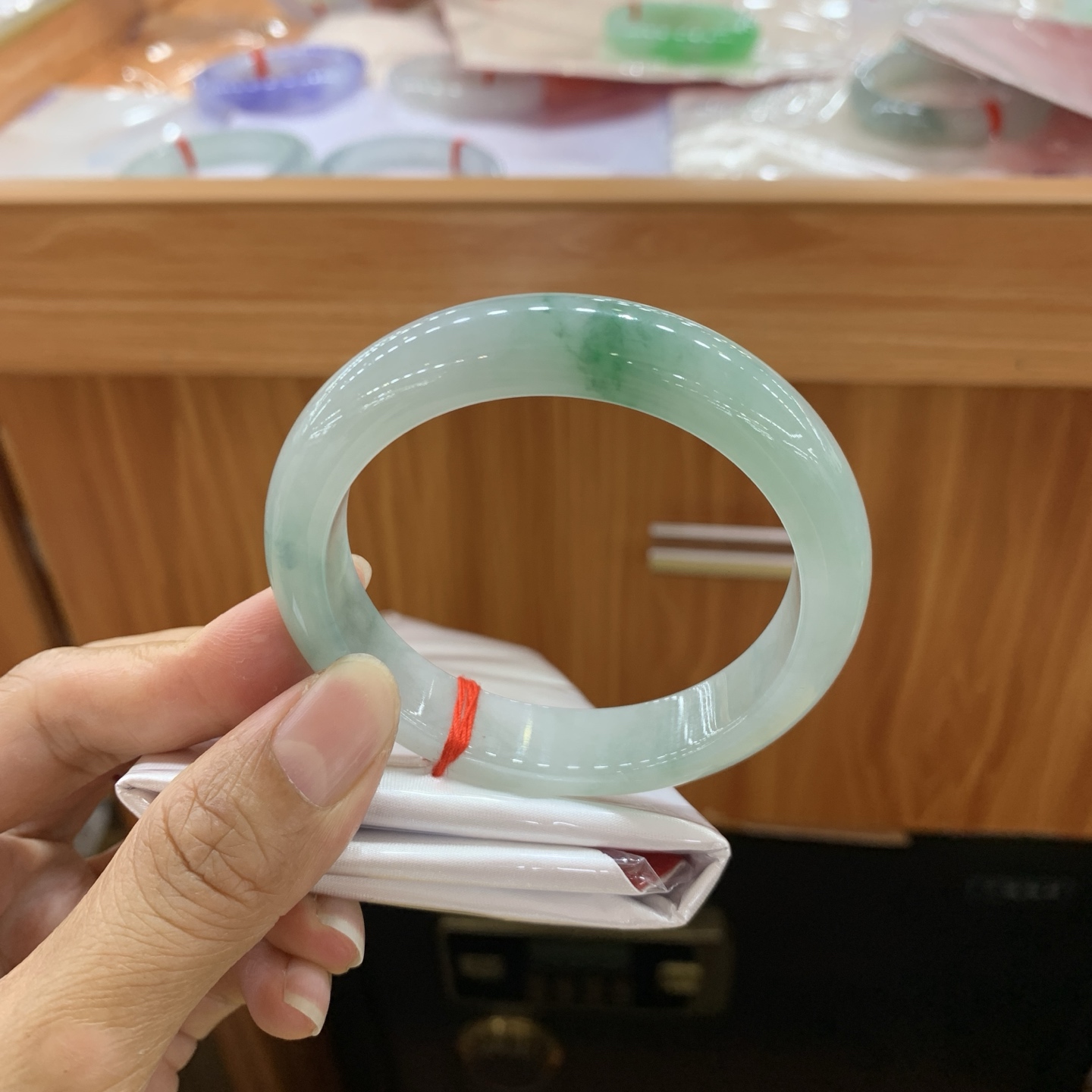 051311FN 飘绿花正圈翡翠手镯 56.2-12.3-8