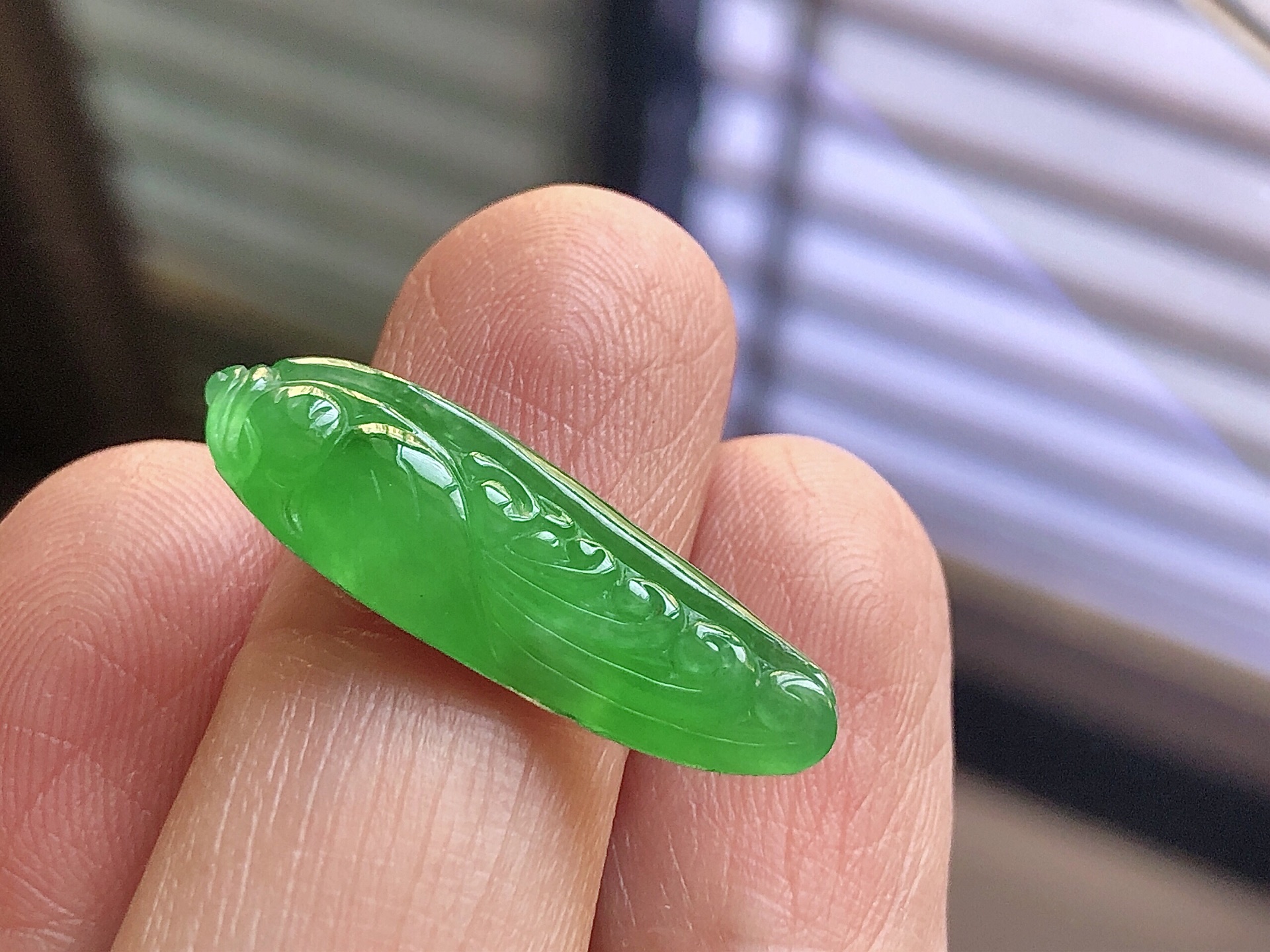 ️ 冰种阳绿鹦鹉， 色泽艳阳，通透水润，玉质细腻，夺目迷人，镶嵌效果，品相，无裂，尺寸28.3*9*4.3