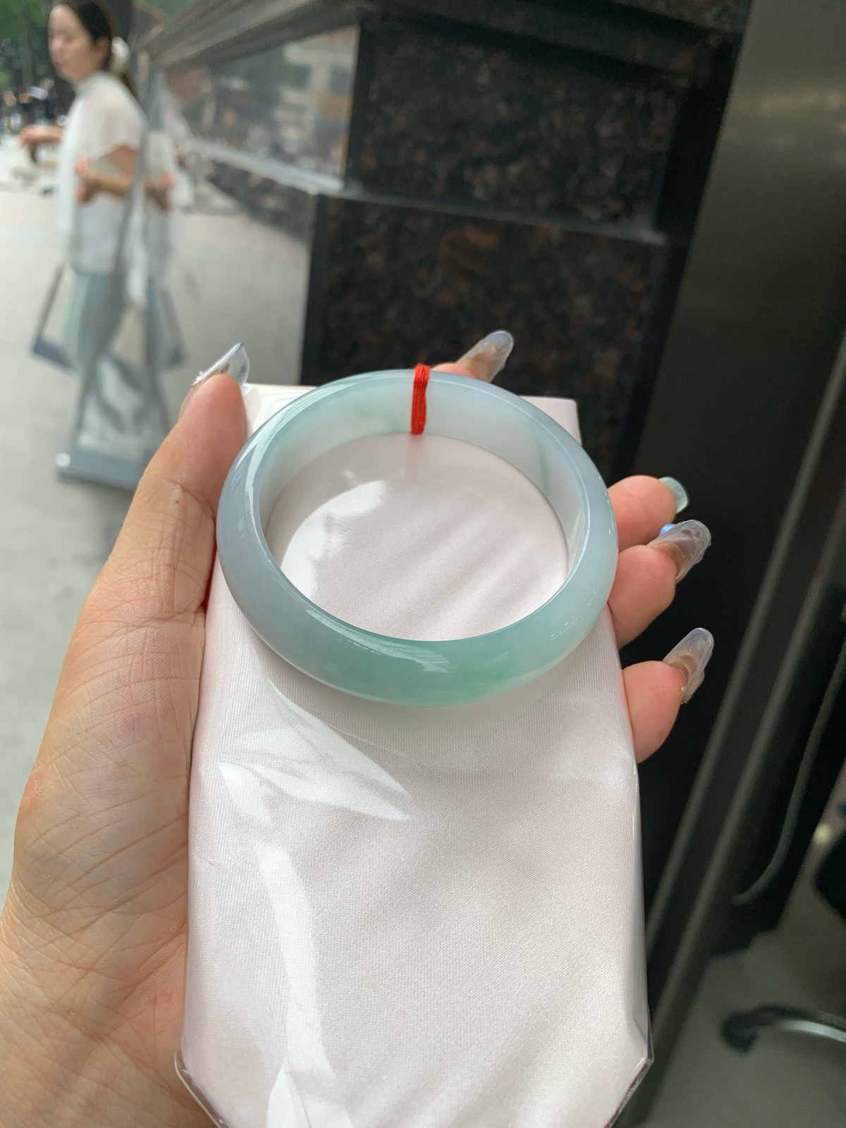 瓜皮绿正圈
58.5-7.4-14.6
底妆水润细腻，半山半水天然意境，自带江南烟雨滤镜，半圈瓜绿，过渡自然，像被大自然晕染过，低调高级..