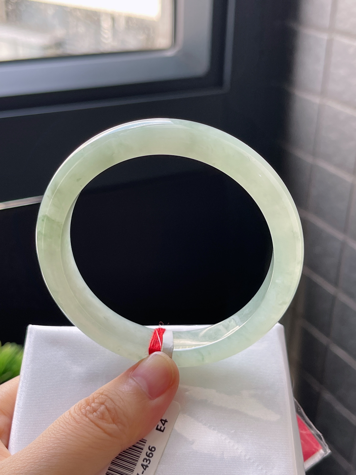 正圈57.4圈口，翡翠冰糯种浅绿色手镯