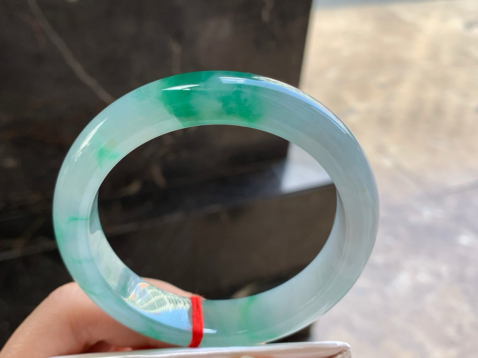 58.5-13.2-9.1

绿花手镯^_^玉质温润 水润细腻