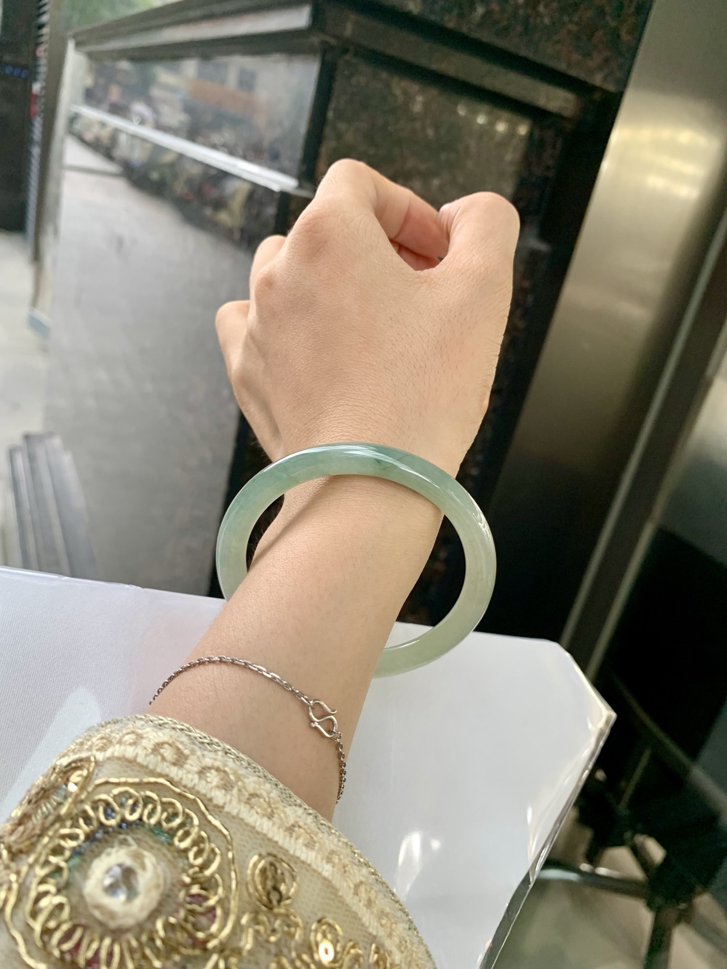 油青美人条 56.5-7-7.3 0514-N716 打灯有细纹，不打灯不明显，满圈渐变油青底层次感自然，半山半水，青黛色晕染如江南烟雨