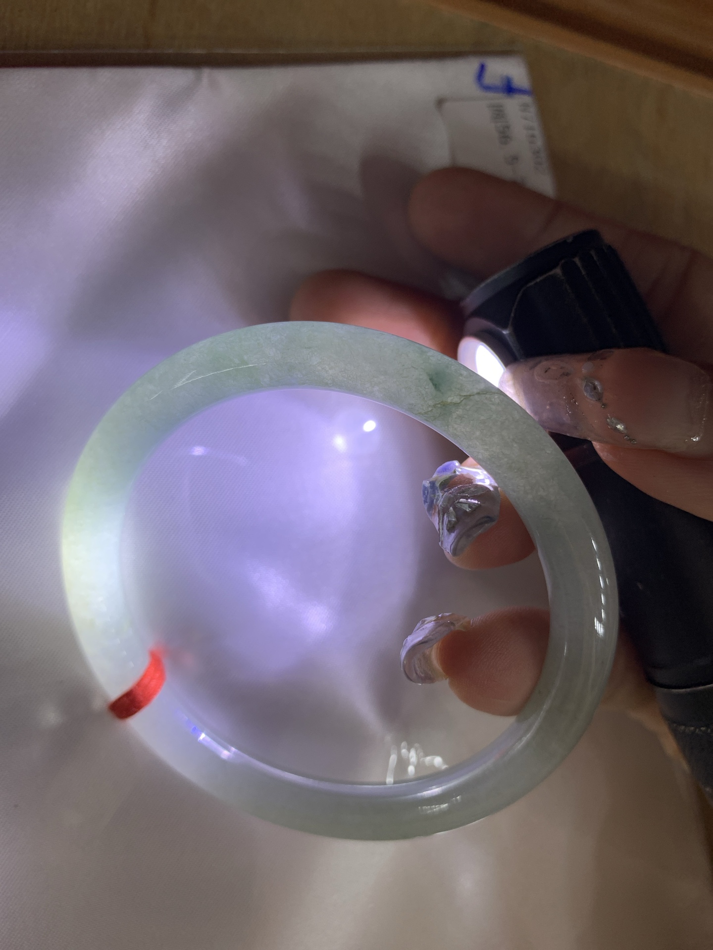 油青美人条 56.5-7-7.3 0514-N716 打灯有细纹，不打灯不明显，满圈渐变油青底层次感自然，半山半水，青黛色晕染如江南烟雨