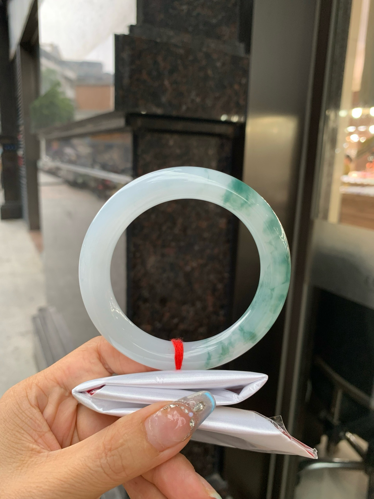 飘花圆条
60-11.5-11.7
底妆冰润细腻，飘花灵动飘逸，勾勒出一幅唯美诗意的山水意境画，古典