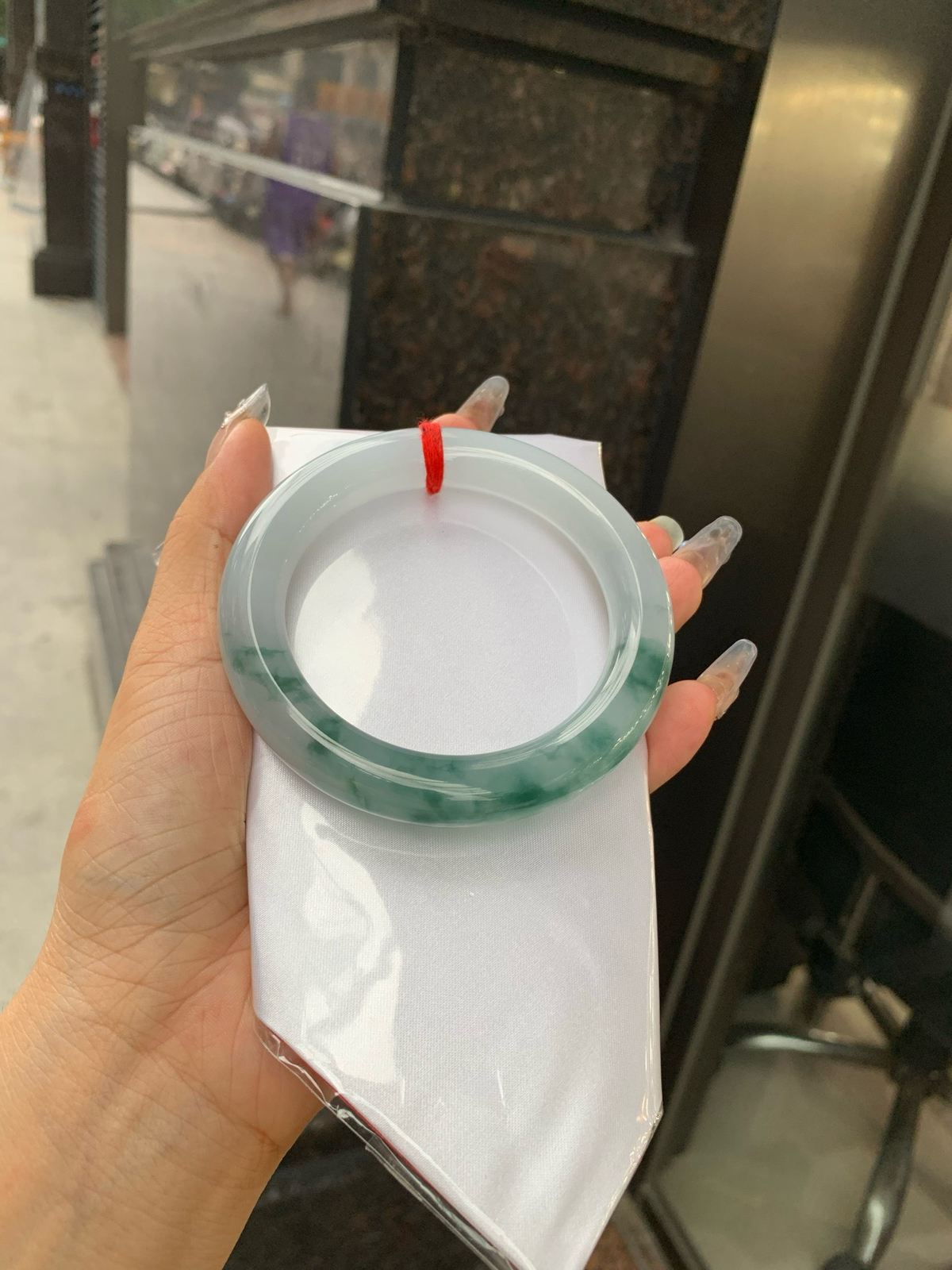 飘花圆条
60-11.5-11.7
底妆冰润细腻，飘花灵动飘逸，勾勒出一幅唯美诗意的山水意境画，古典优雅又秀气..