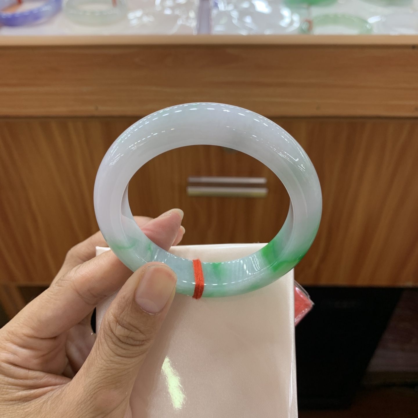 051310WJ 飘绿正圈翡翠手镯 53.7-12.6-12.6-9.3